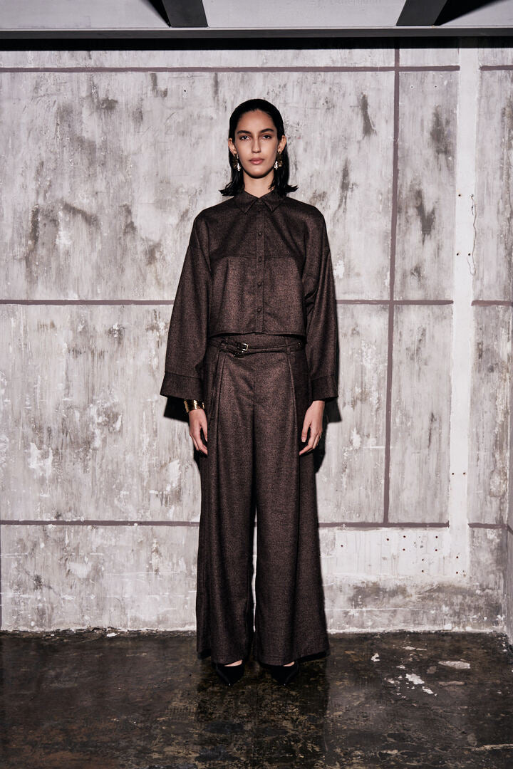 Pantalone a gamba ampia con cintura coordinata e chiusura laterale