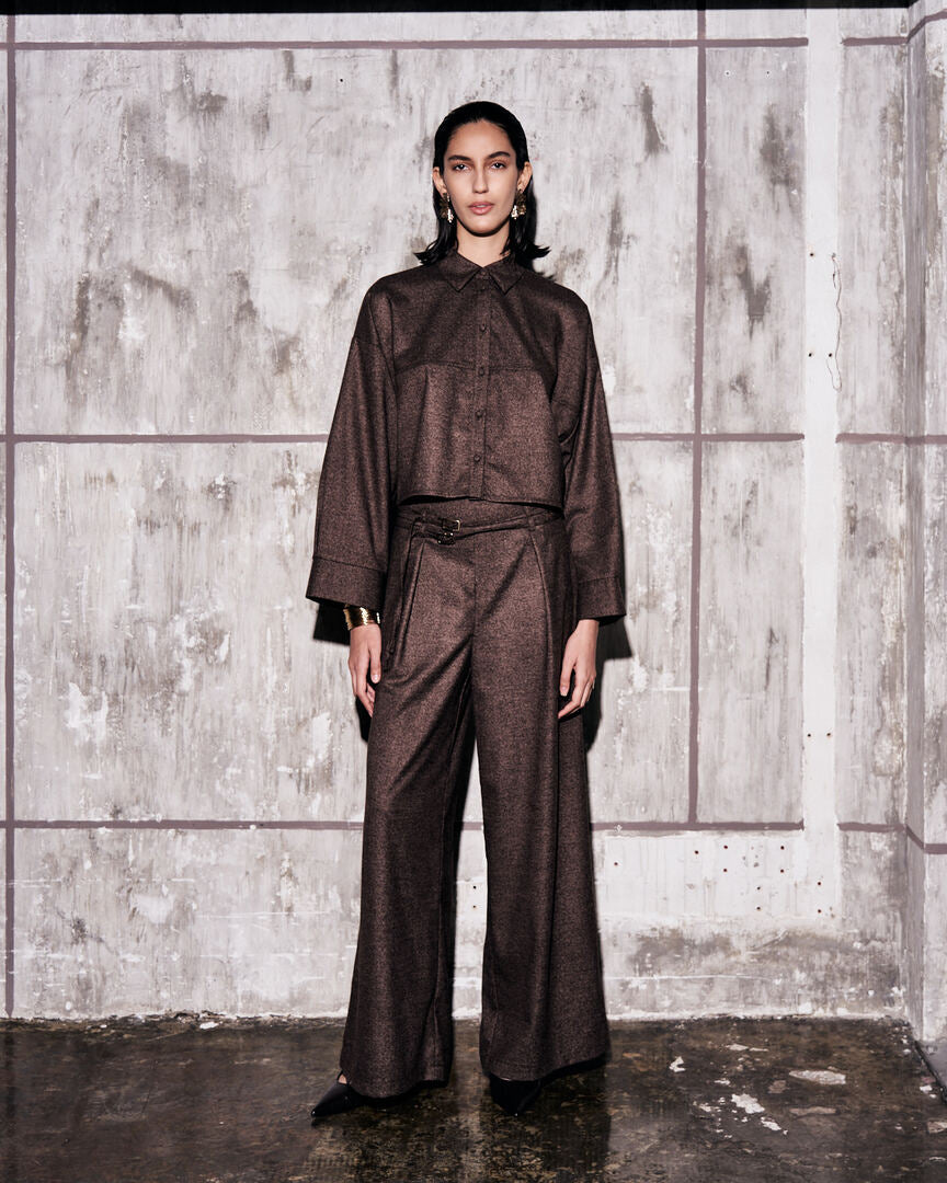 Pantalone a gamba ampia con cintura coordinata e chiusura laterale