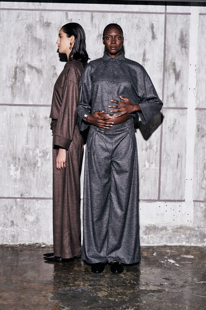 Pantalone a gamba ampia con cintura coordinata e chiusura laterale