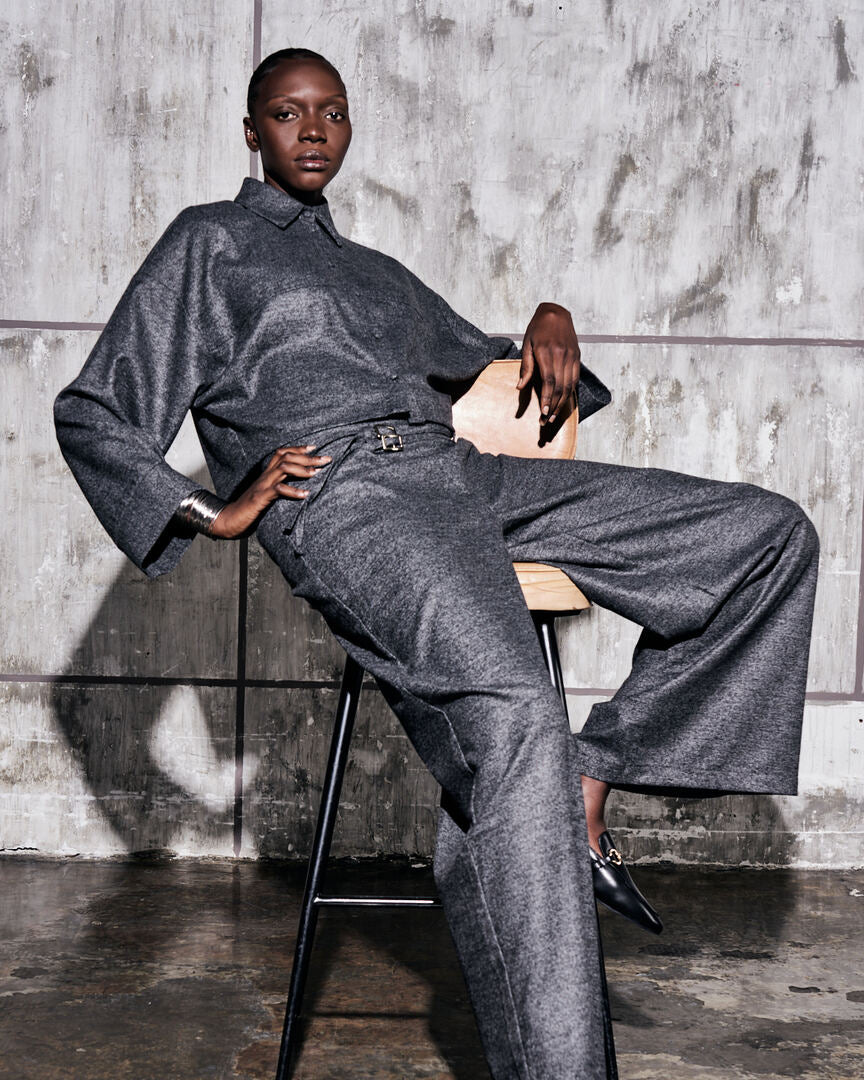 Pantalone a gamba ampia con cintura coordinata e chiusura laterale