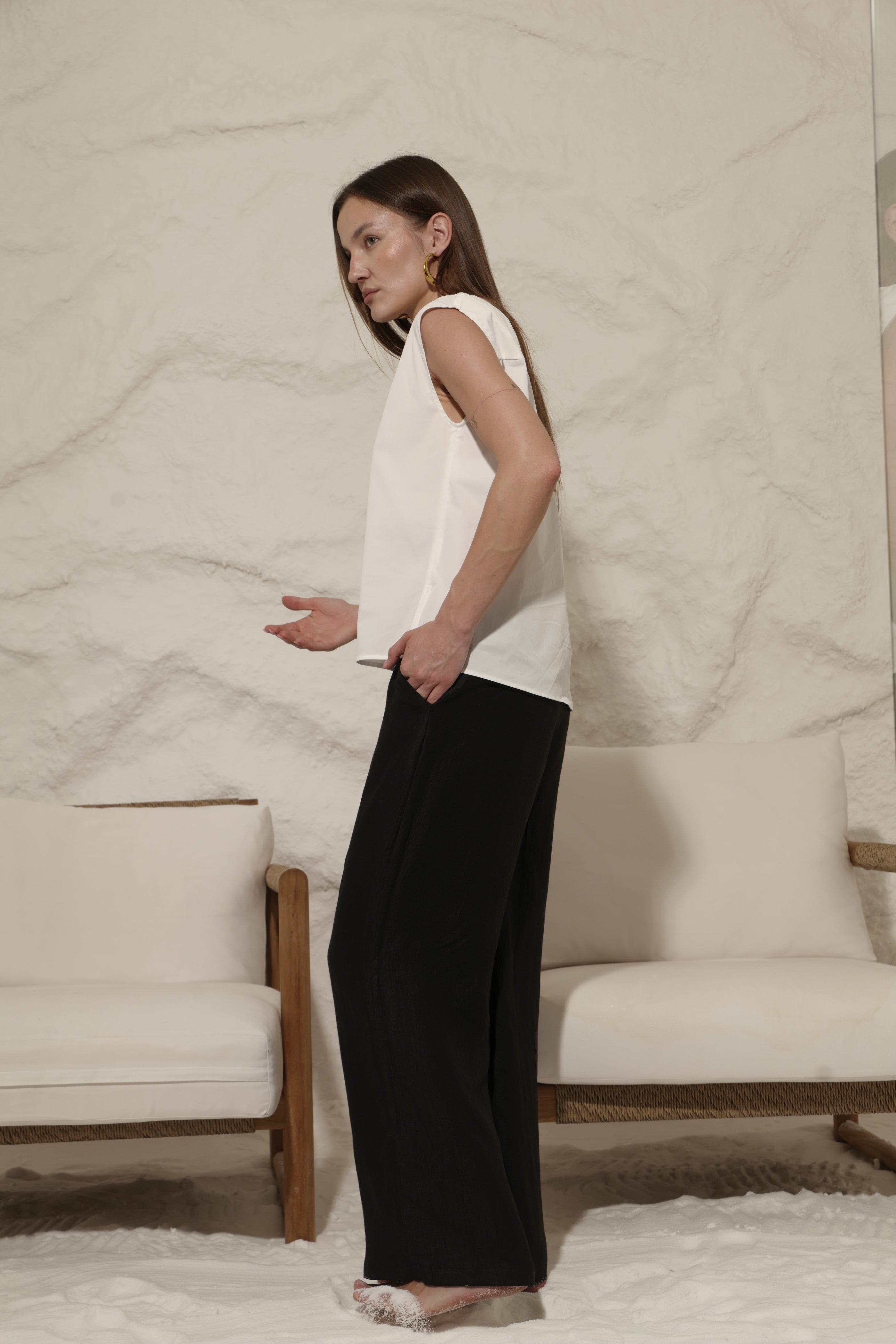 GILET SMANICATO CON SCOLLO A V IN RICAMO E POPELINE