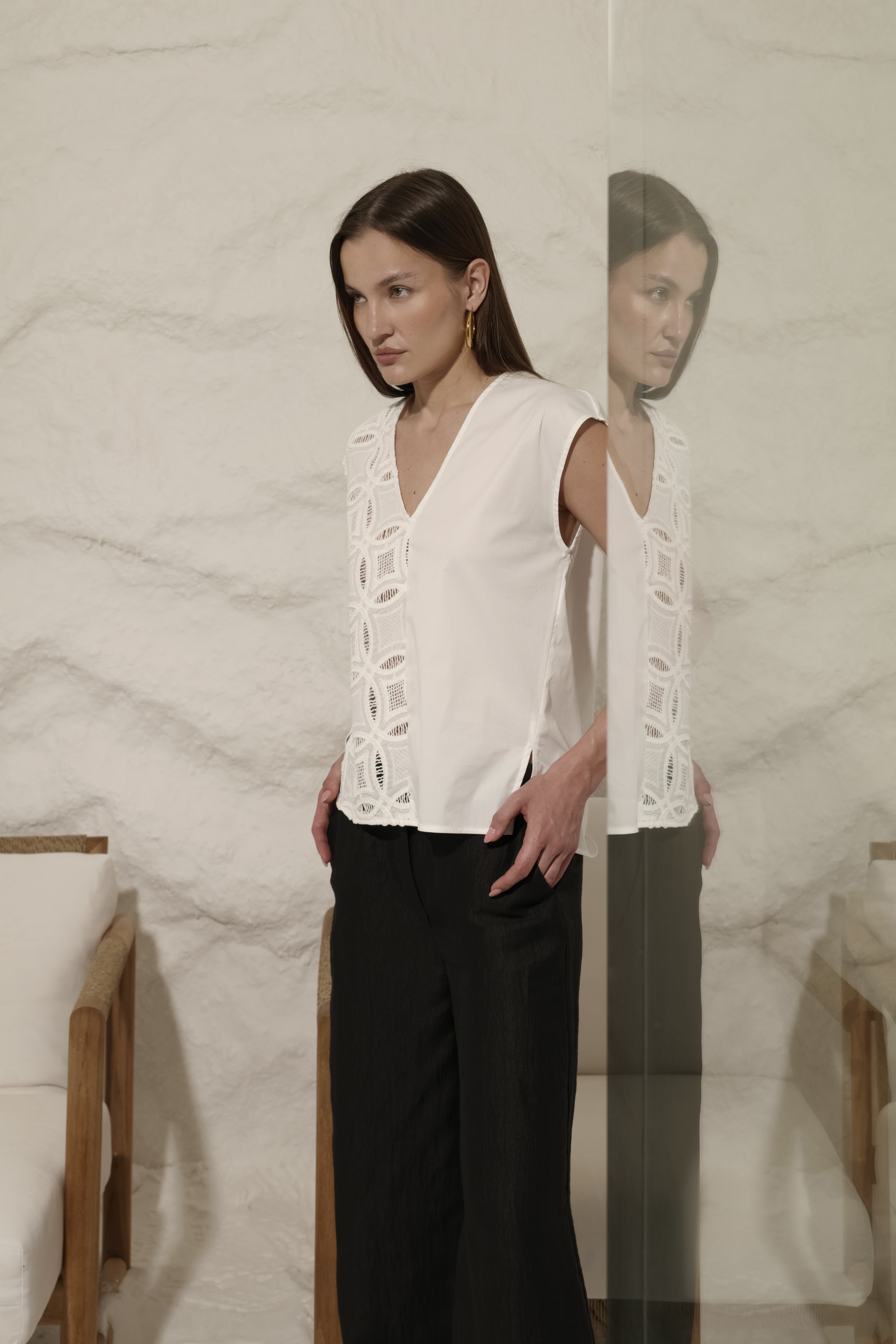 GILET SMANICATO CON SCOLLO A V IN RICAMO E POPELINE
