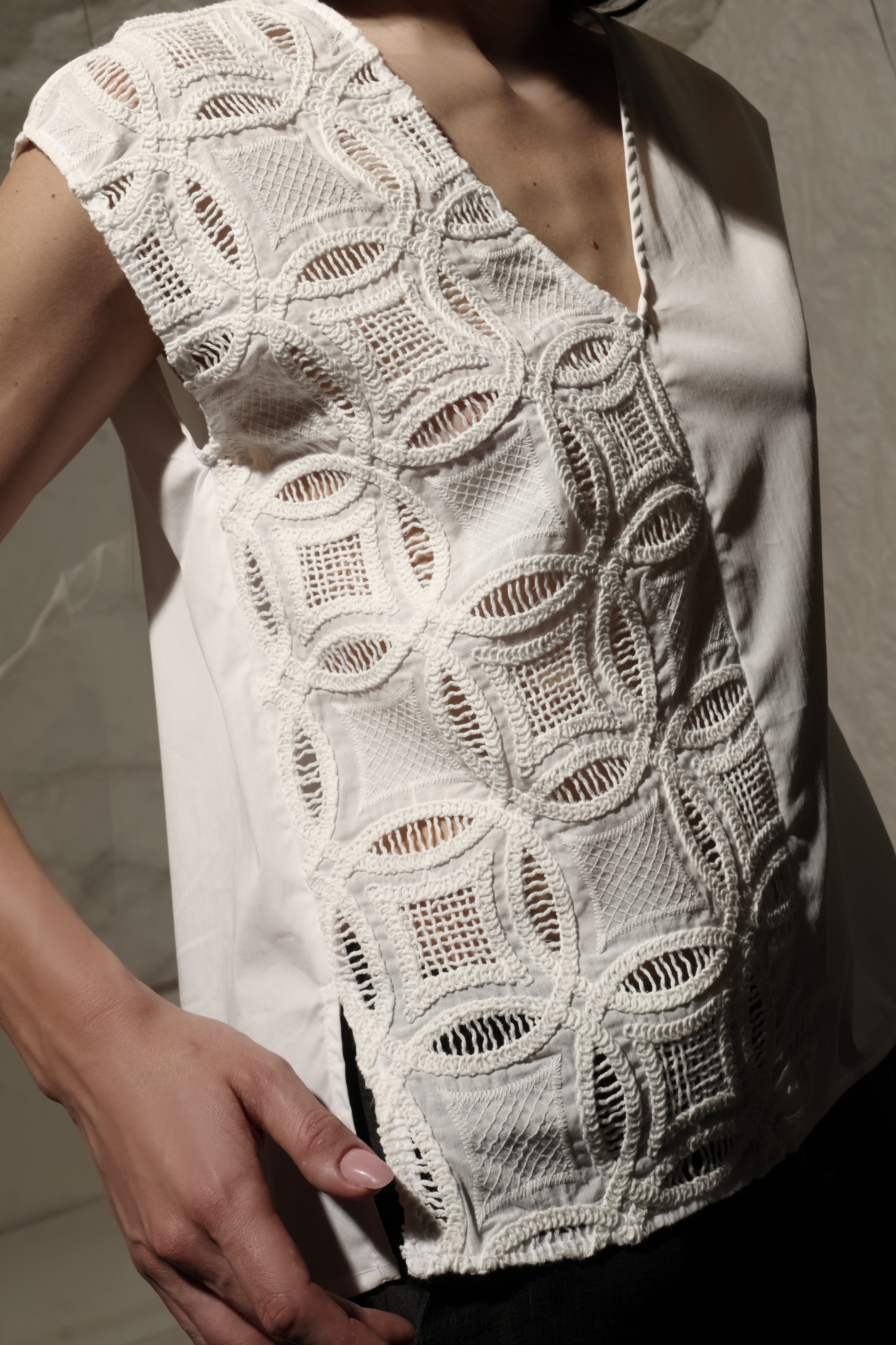 GILET SMANICATO CON SCOLLO A V IN RICAMO E POPELINE