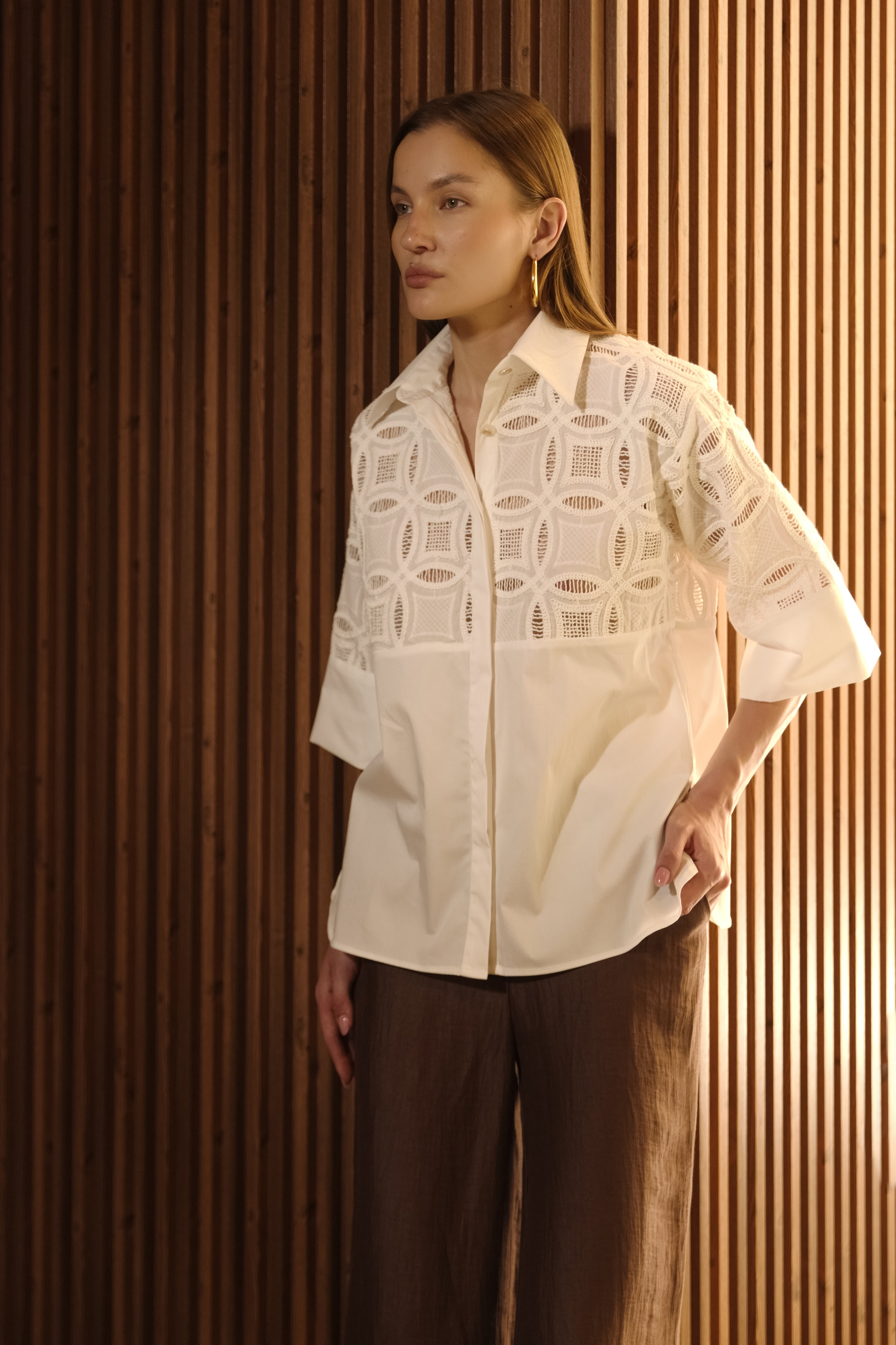 CAMICIA CON MANICHE A 3 /4 IN RICAMO E POPELINE