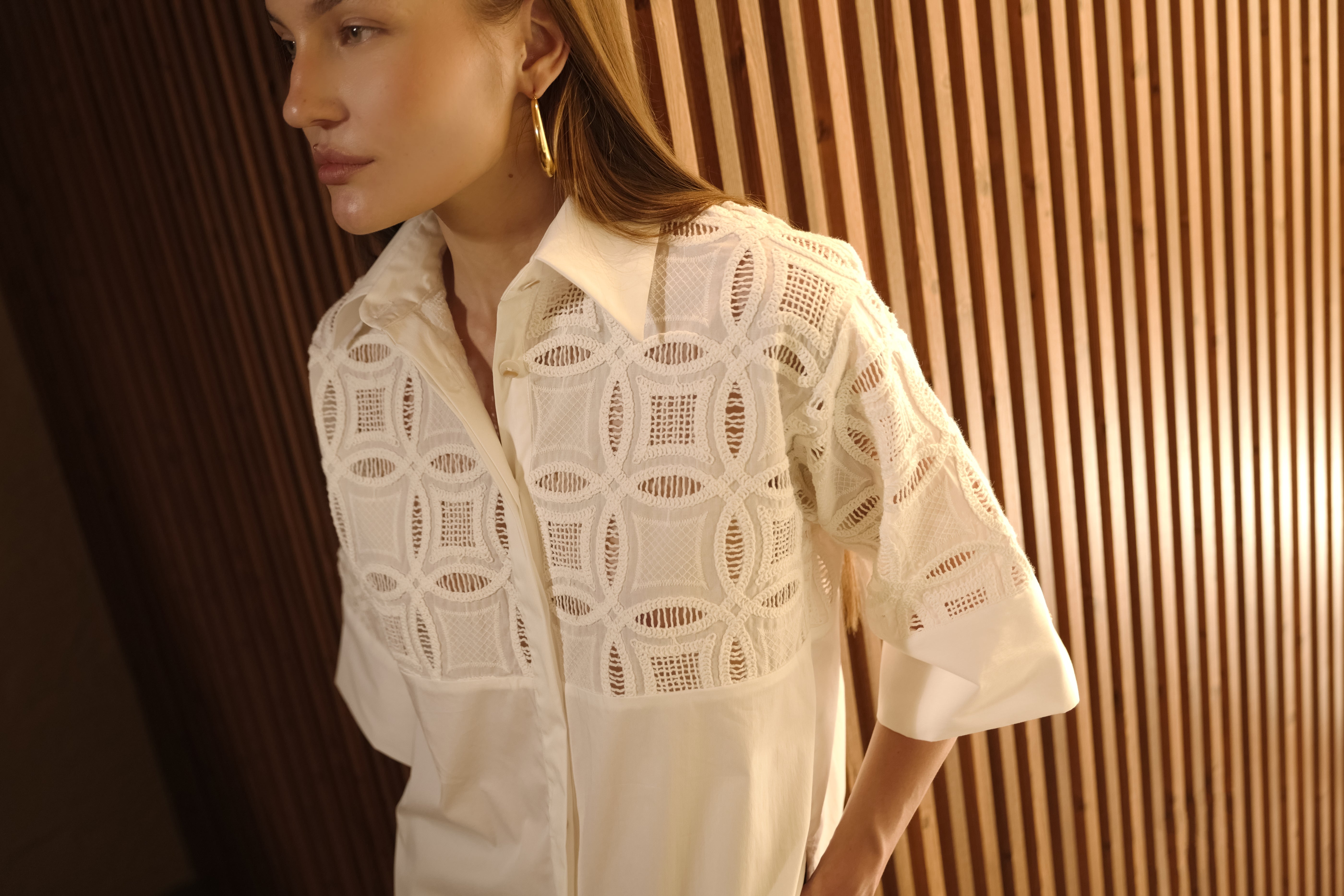 CAMICIA CON MANICHE A 3 /4 IN RICAMO E POPELINE