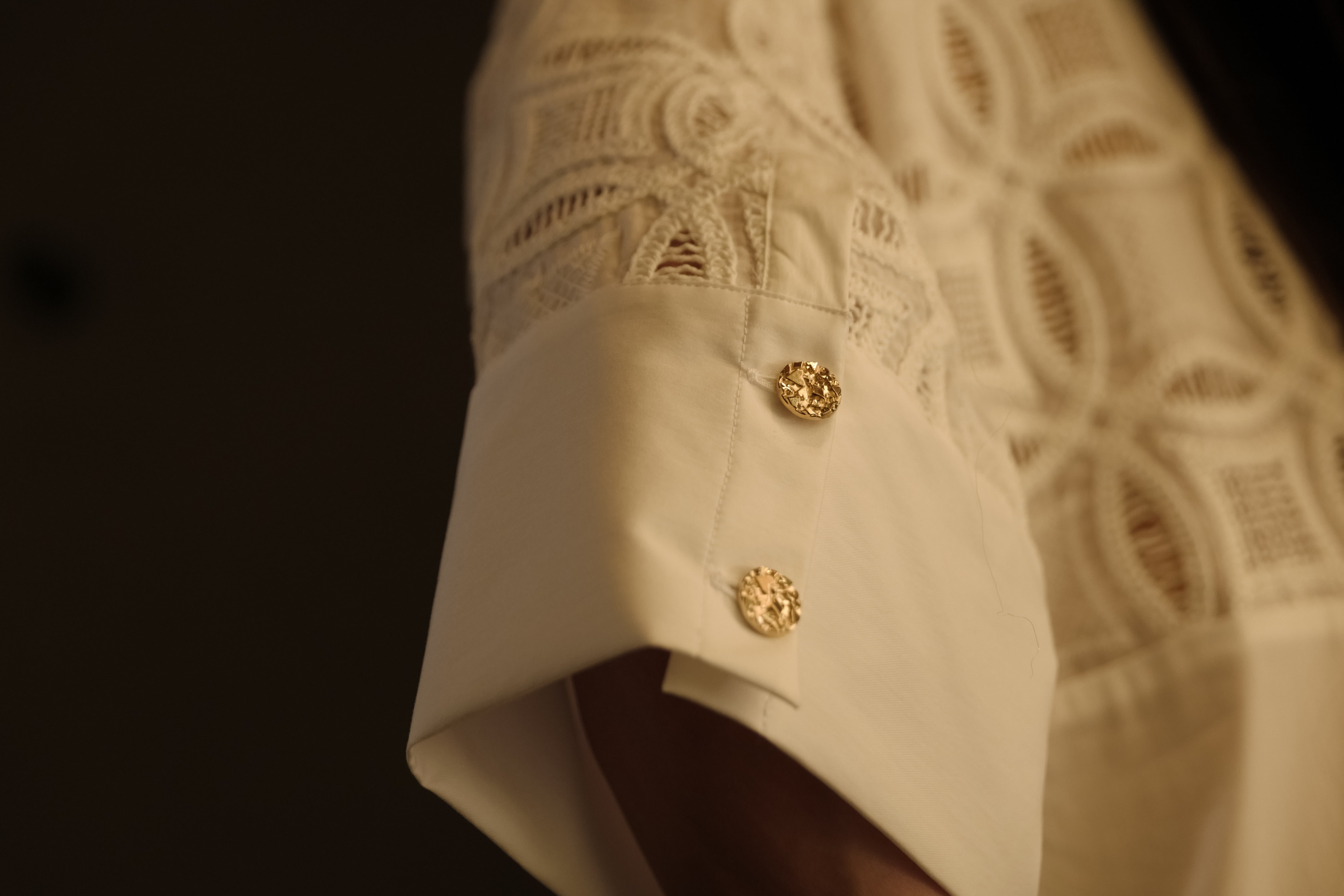 CAMICIA CON MANICHE A 3 /4 IN RICAMO E POPELINE