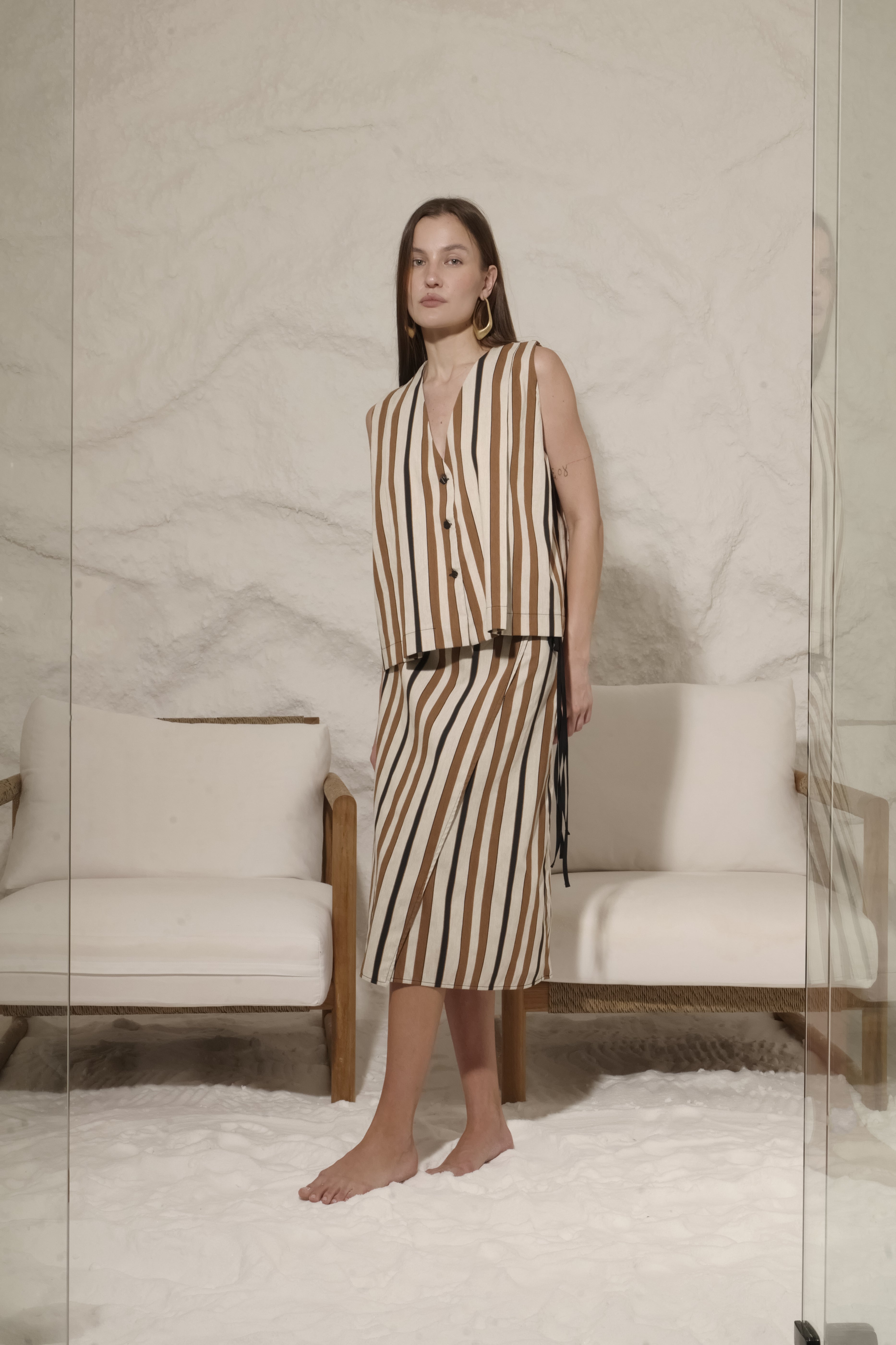 GILET CORTO A RIGHE SMANICATO CON BOTTONI FRONTALI