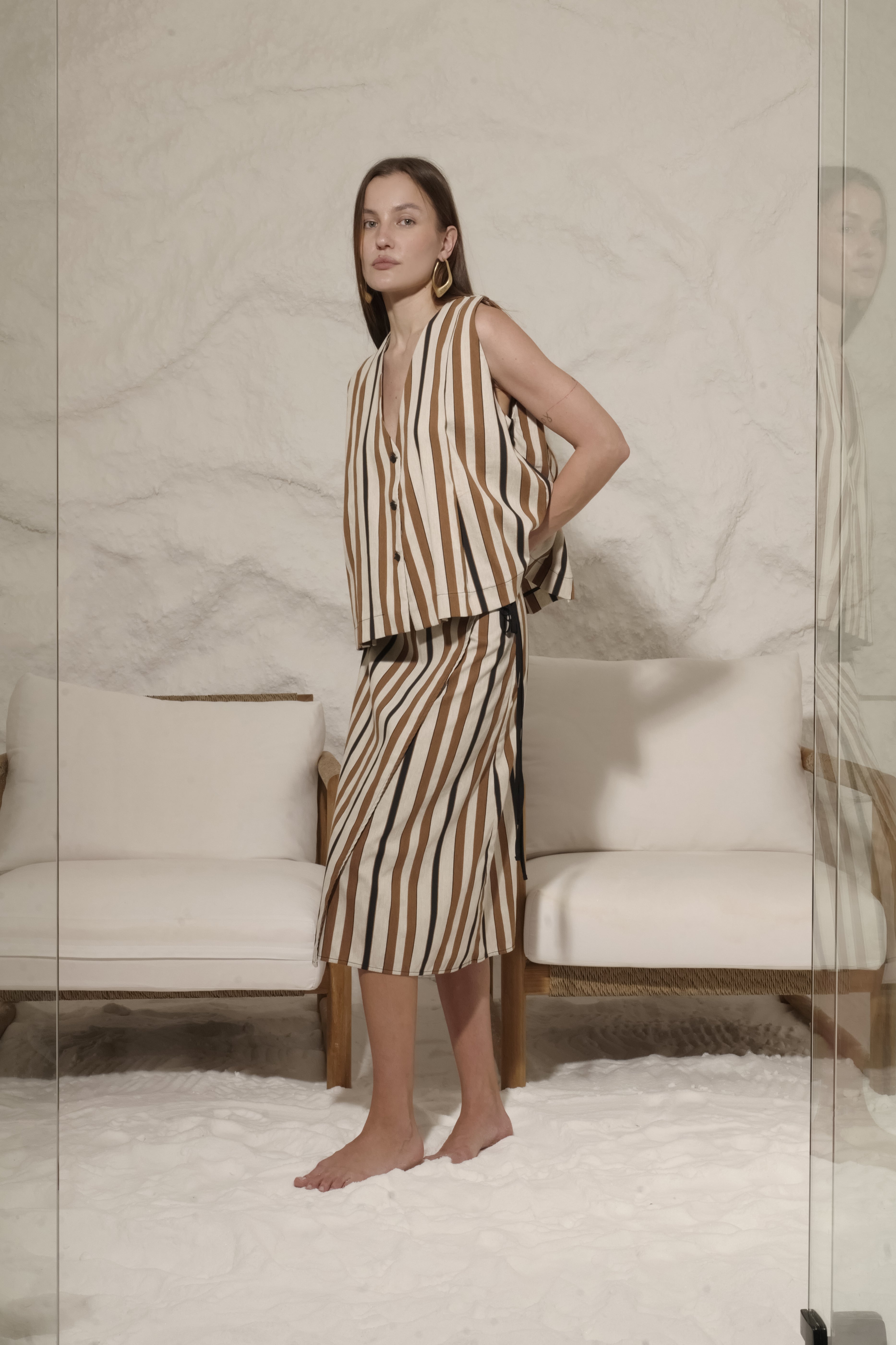 GILET CORTO A RIGHE SMANICATO CON BOTTONI FRONTALI