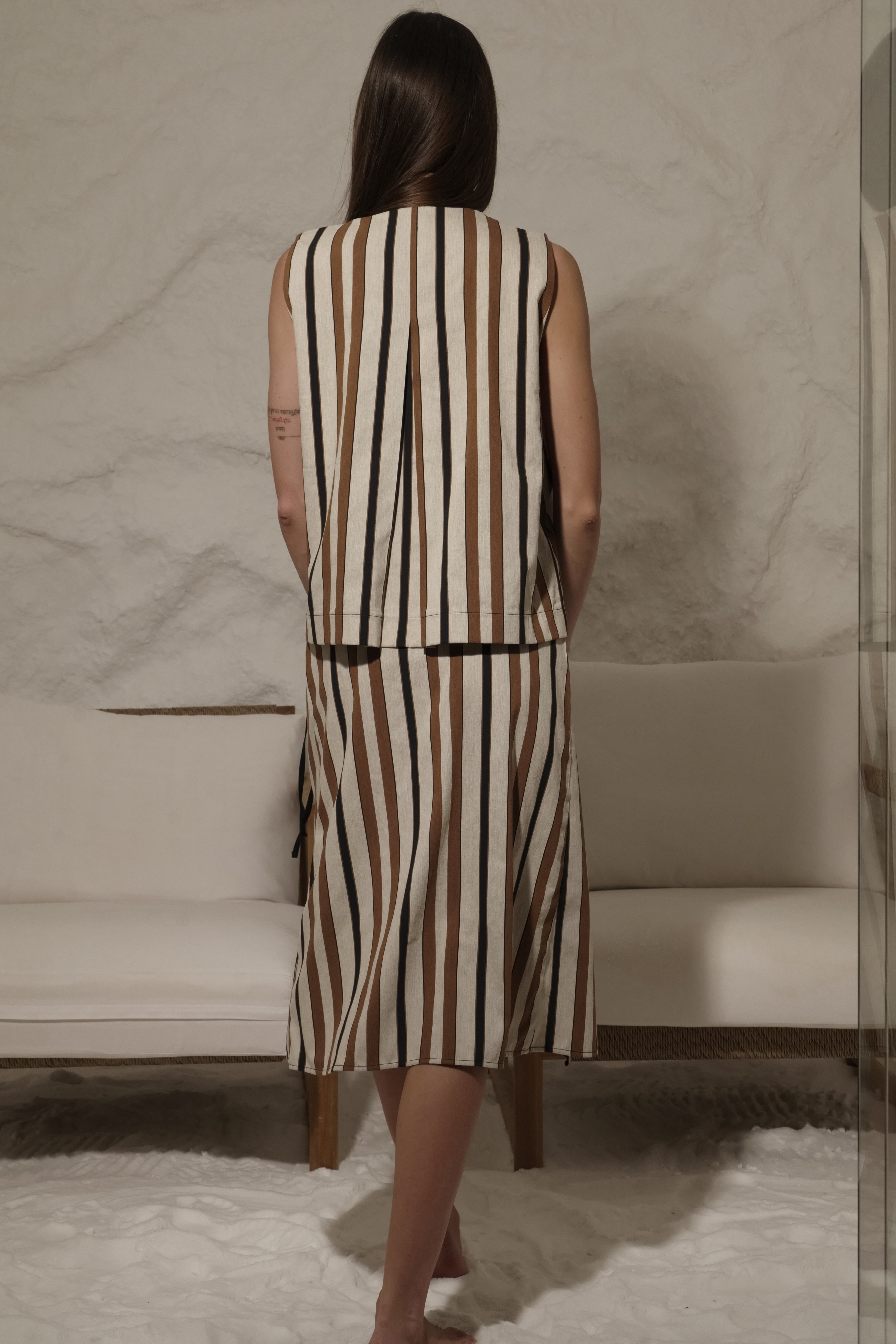 GILET CORTO A RIGHE SMANICATO CON BOTTONI FRONTALI