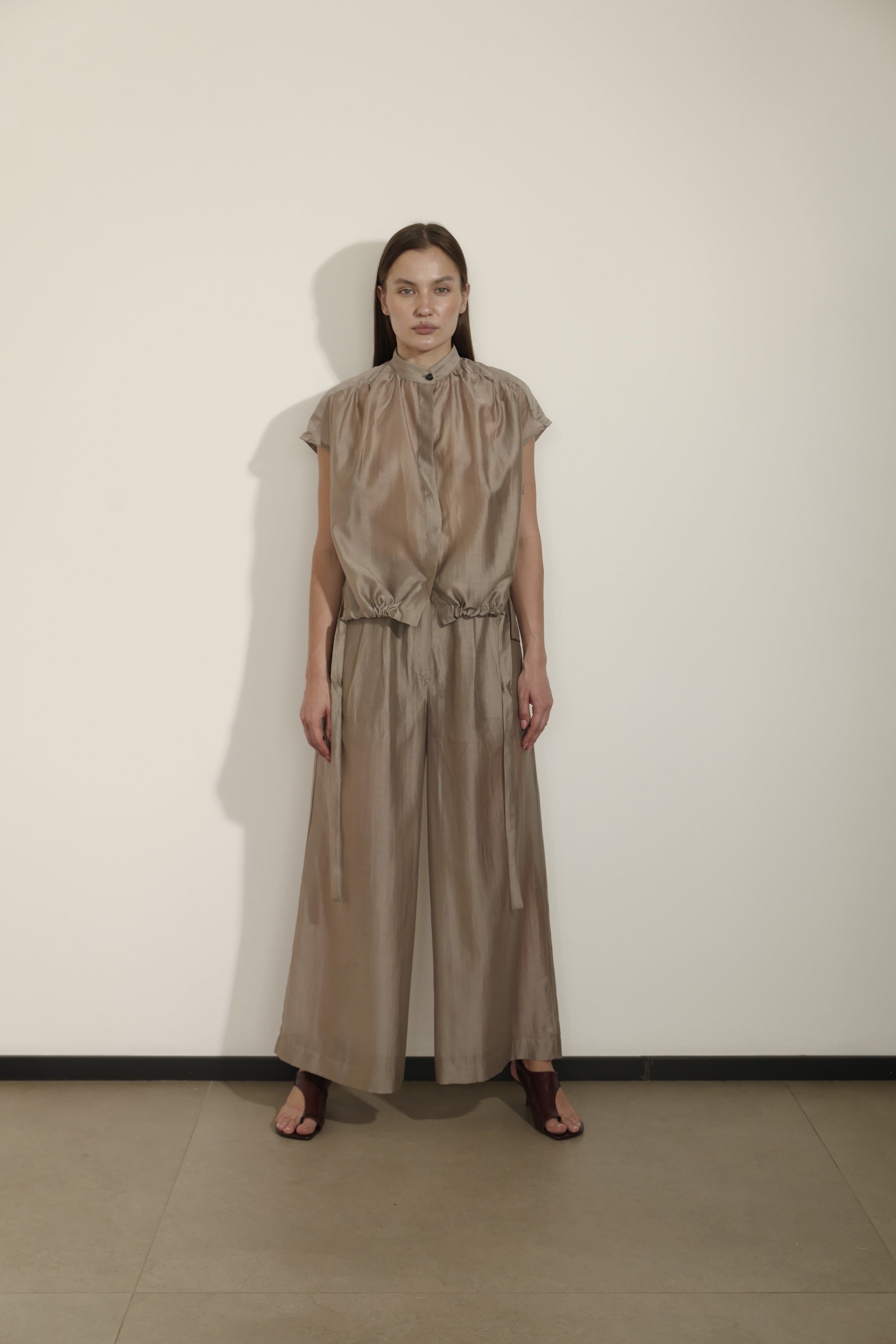 GILET CON COLLETTO A LISTINO E COULISSE REGOLABILE SUL FONDO