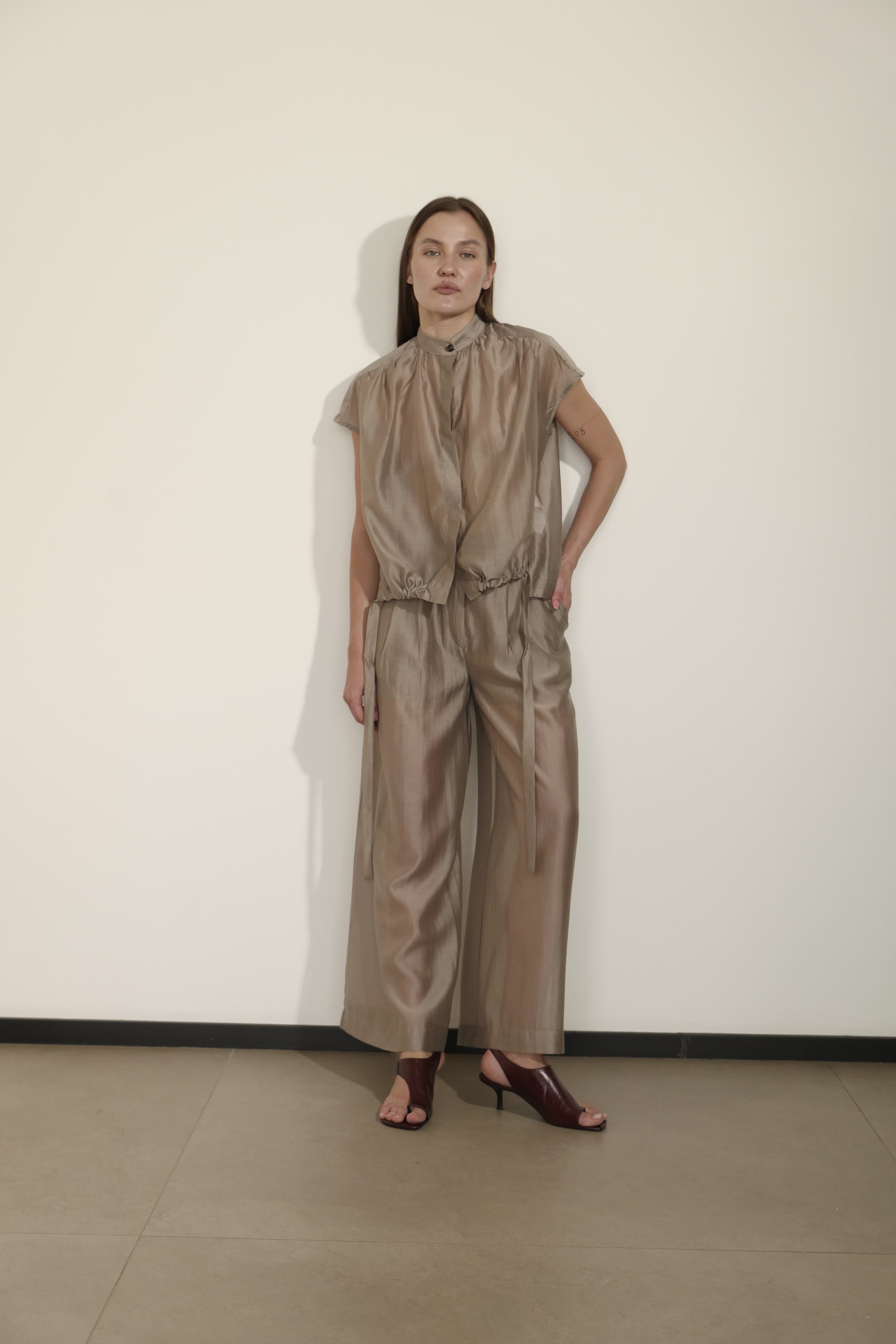 GILET CON COLLETTO A LISTINO E COULISSE REGOLABILE SUL FONDO