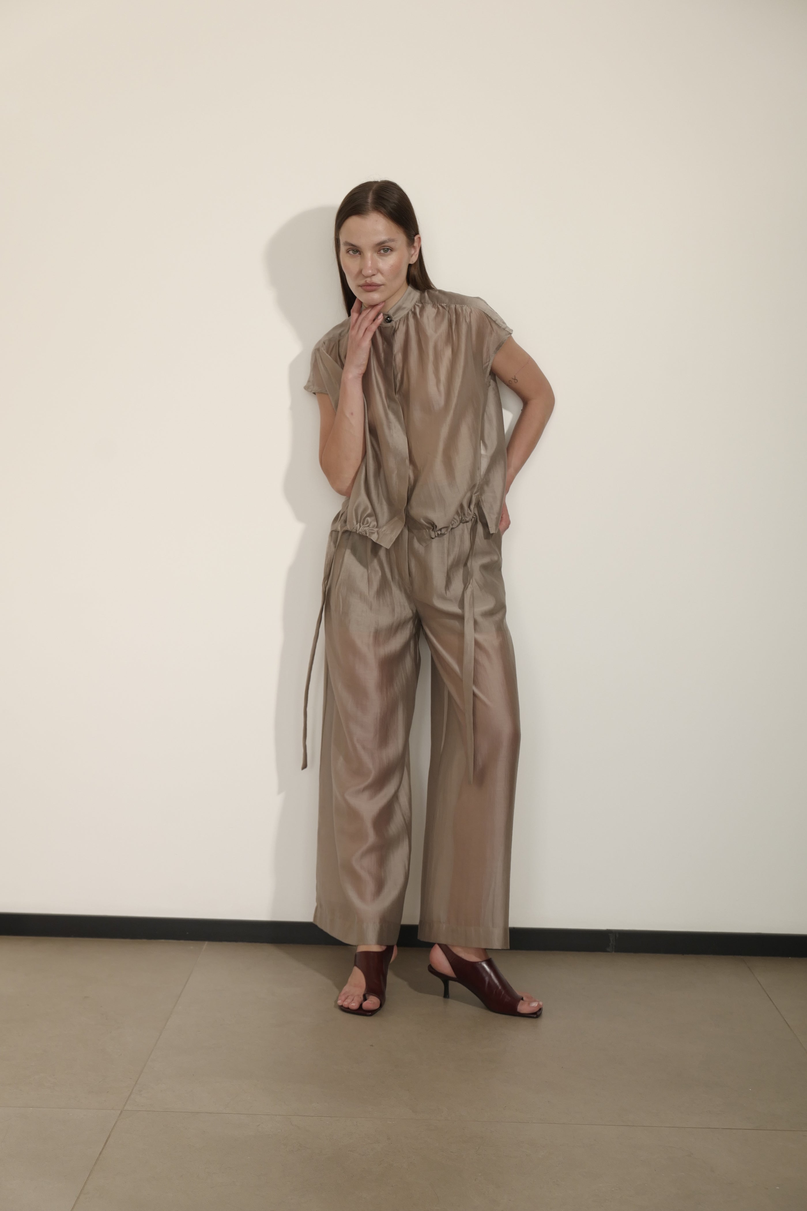 GILET CON COLLETTO A LISTINO E COULISSE REGOLABILE SUL FONDO