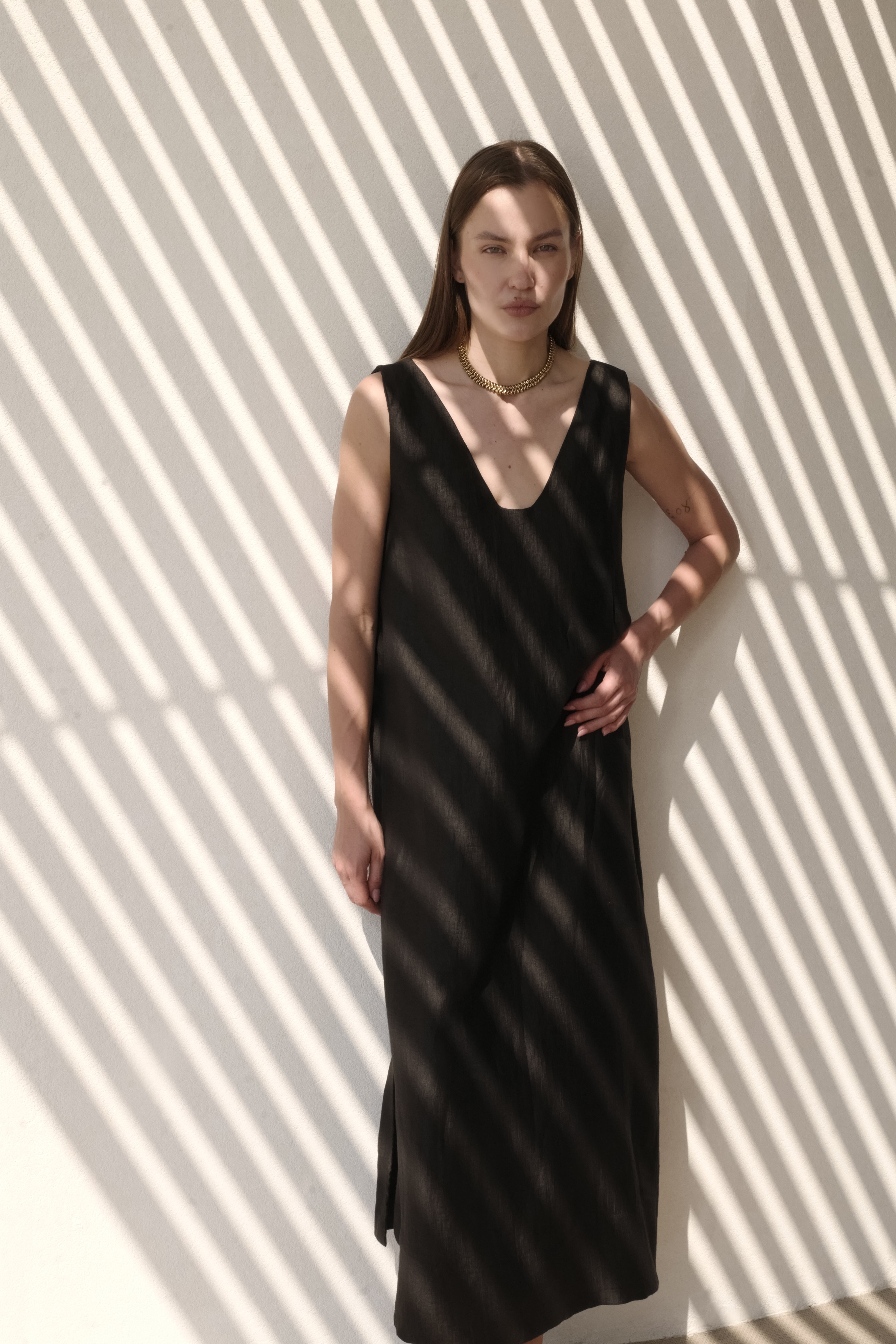 ABITO MIDI SMANICATO CON SCOLLO A V IN LINO