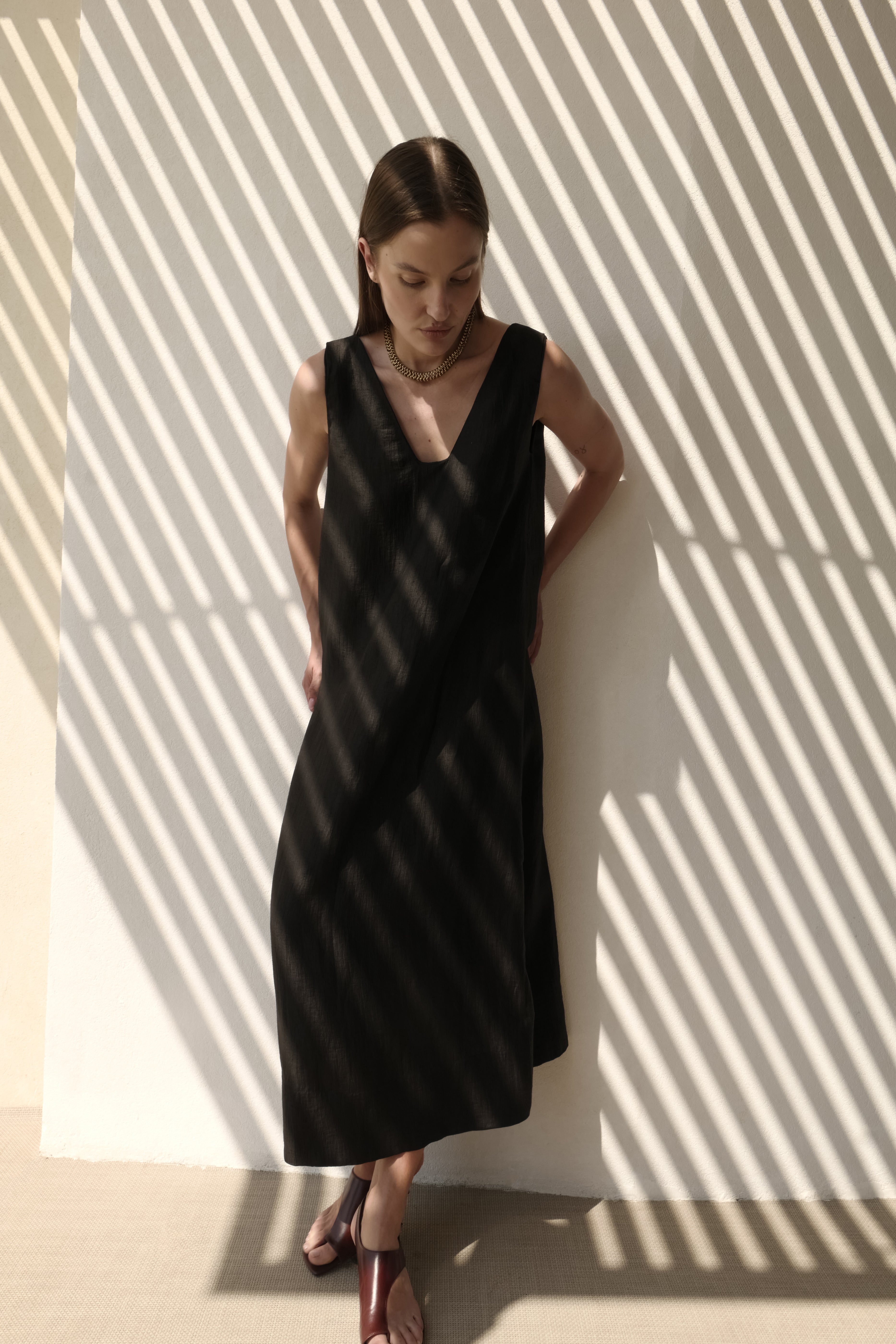 ABITO MIDI SMANICATO CON SCOLLO A V IN LINO