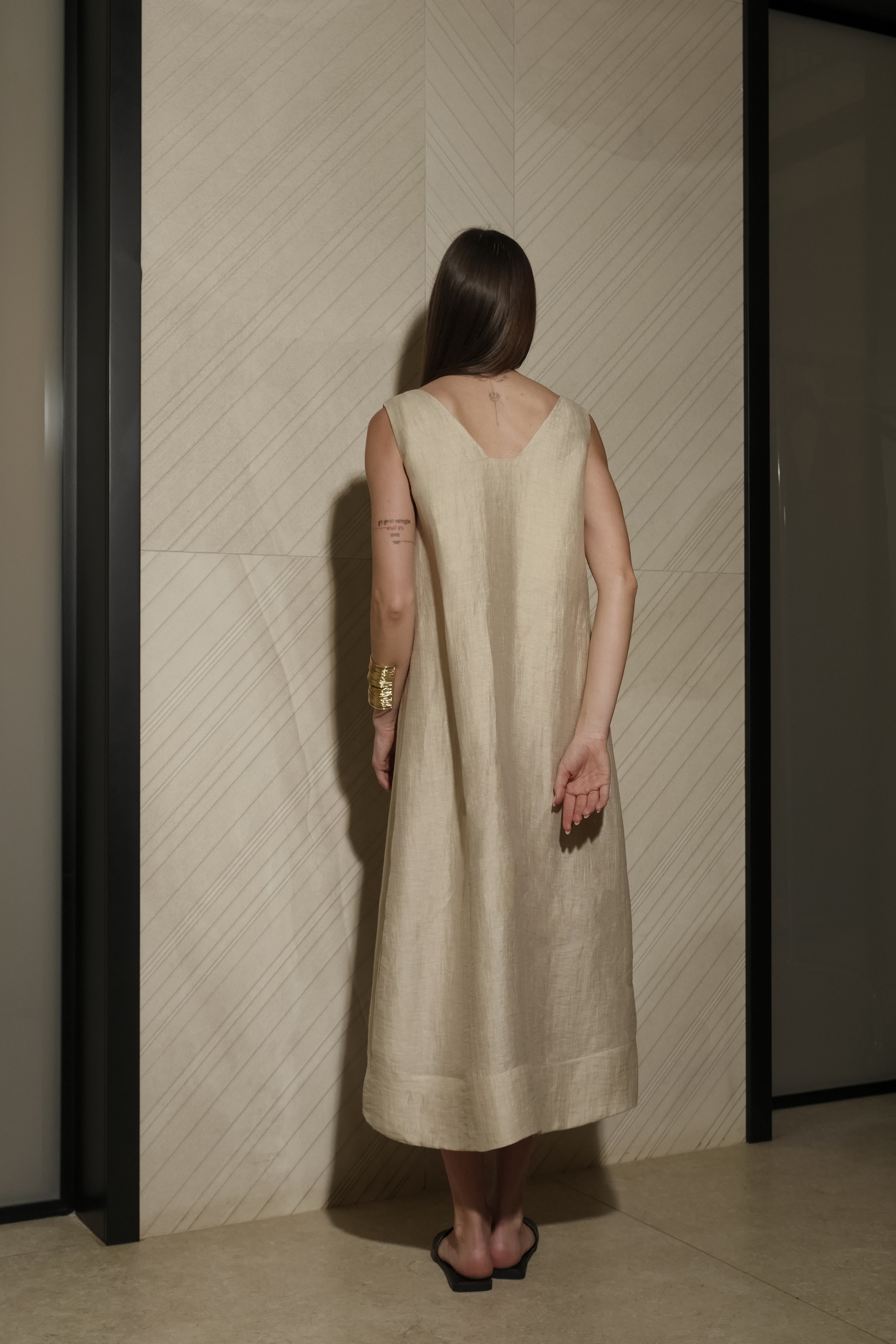 ABITO MIDI SMANICATO CON SCOLLO A V IN LINO
