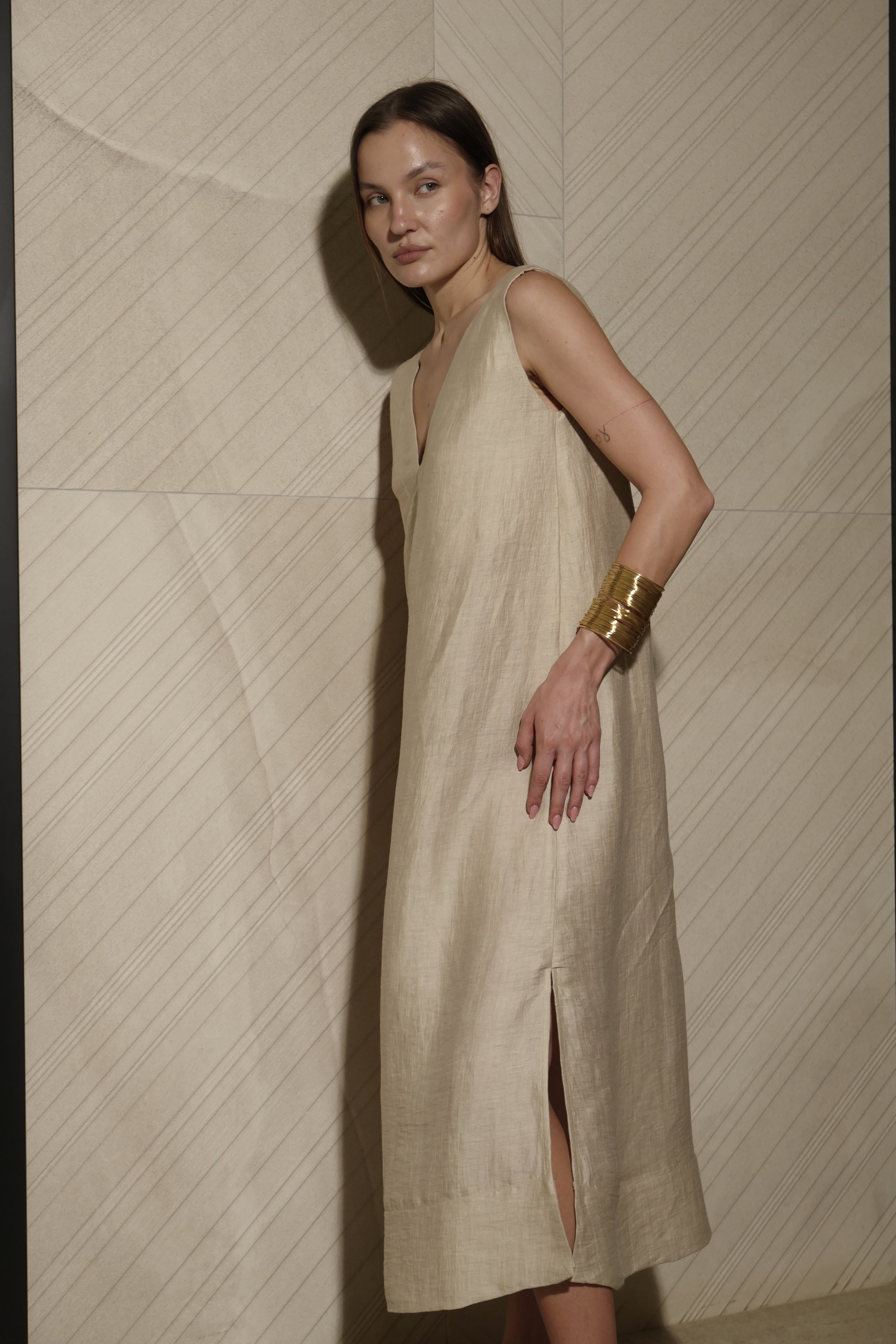 ABITO MIDI SMANICATO CON SCOLLO A V IN LINO