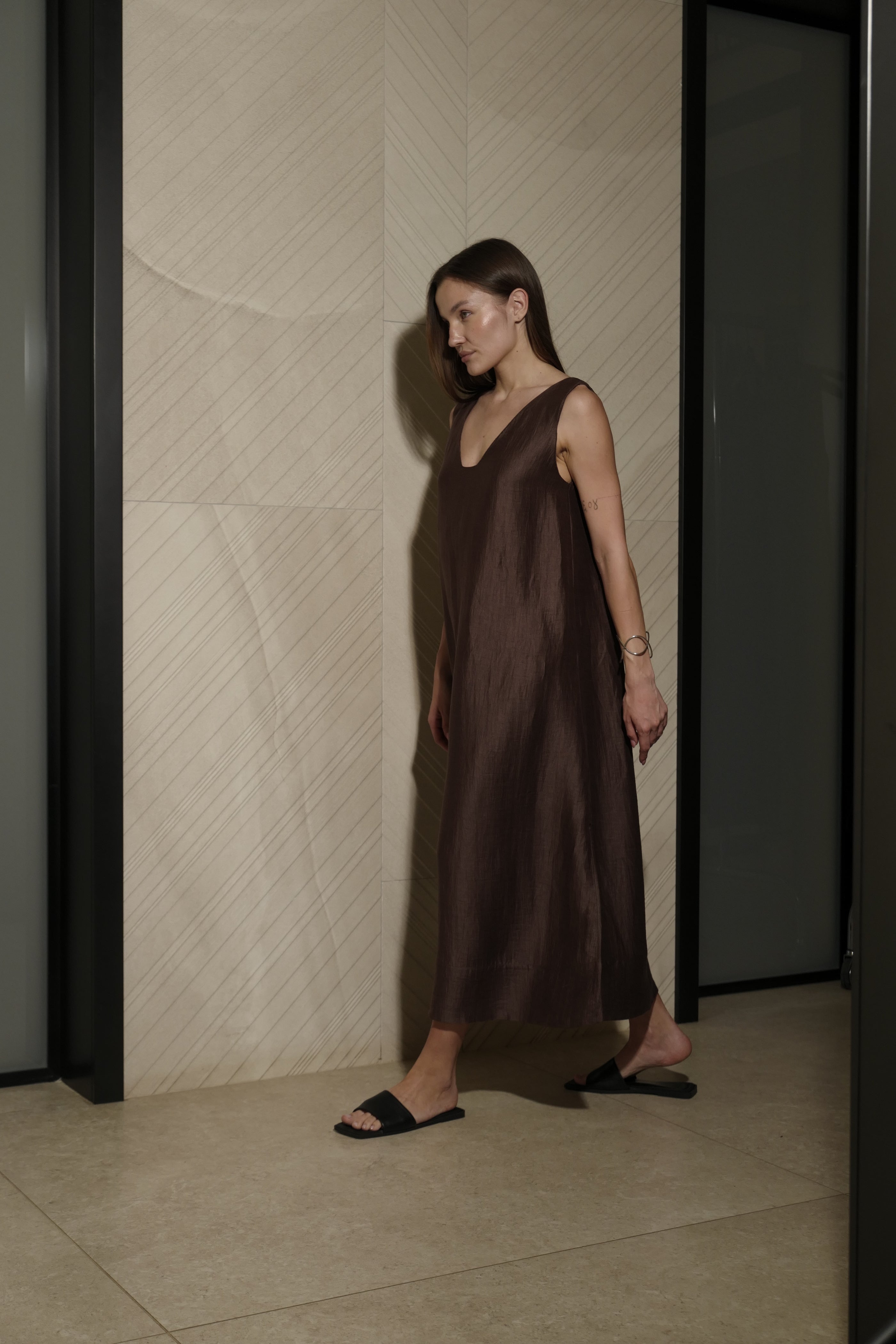 ABITO MIDI SMANICATO CON SCOLLO A V IN LINO