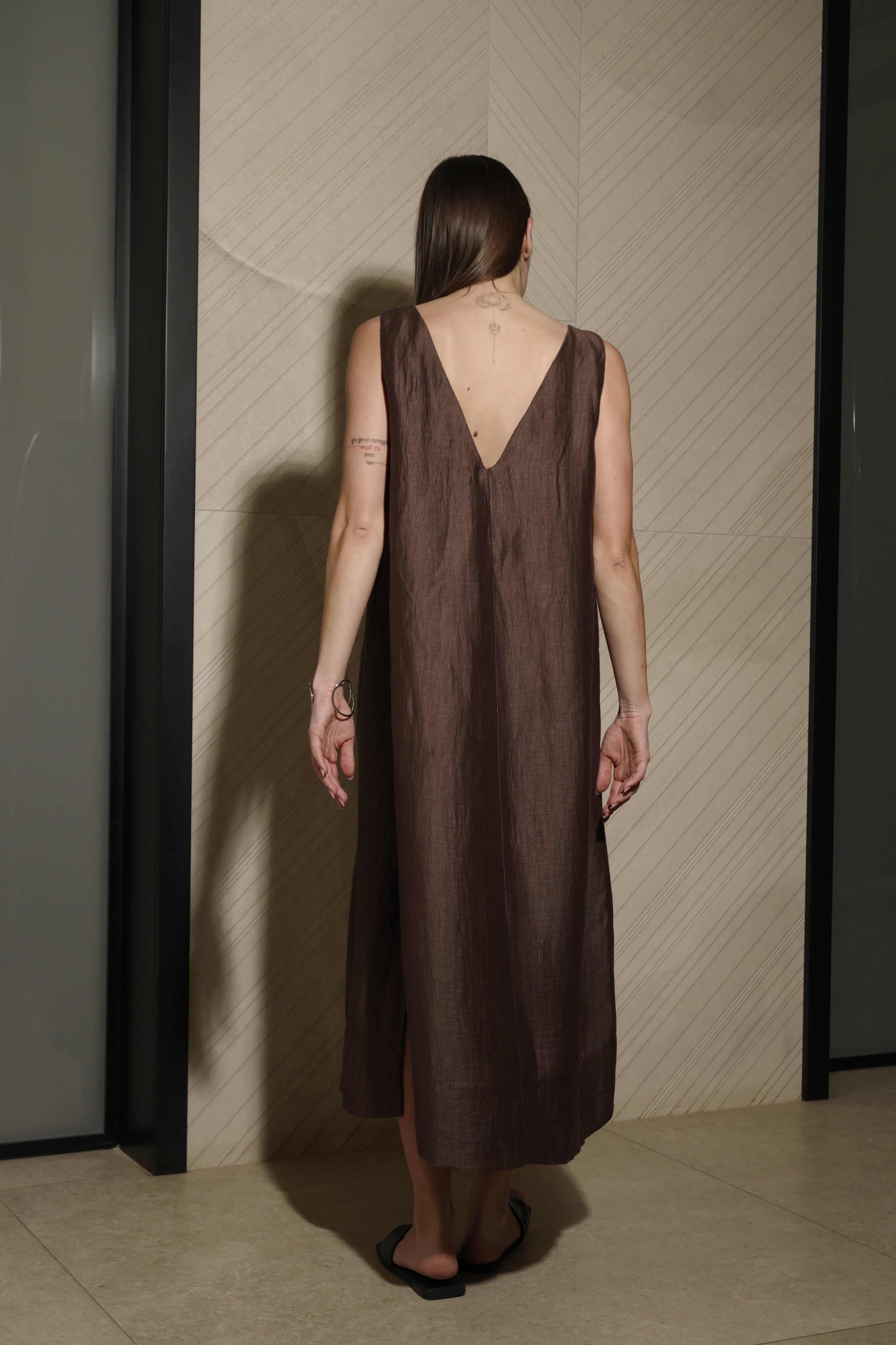 ABITO MIDI SMANICATO CON SCOLLO A V IN LINO