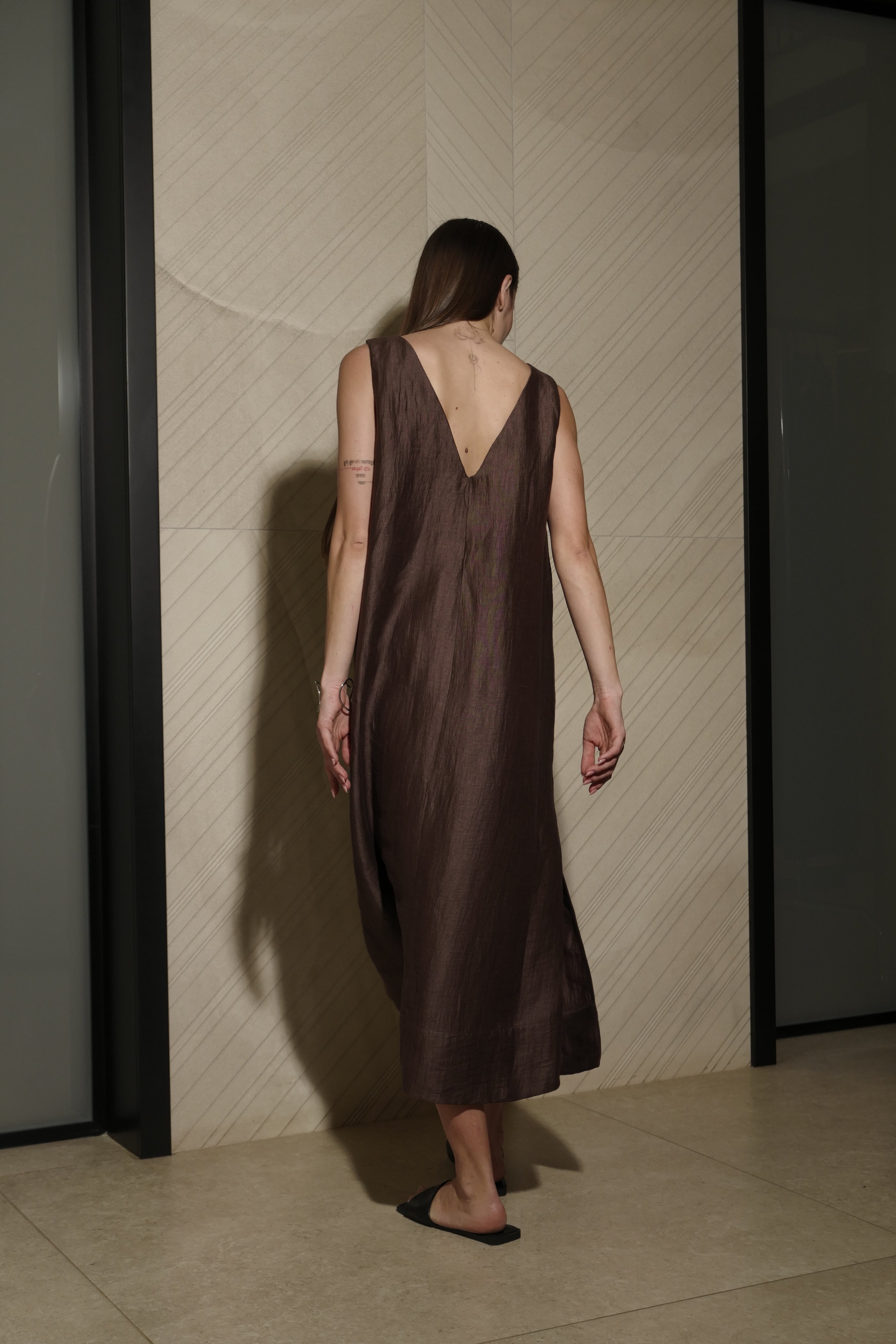 ABITO MIDI SMANICATO CON SCOLLO A V IN LINO