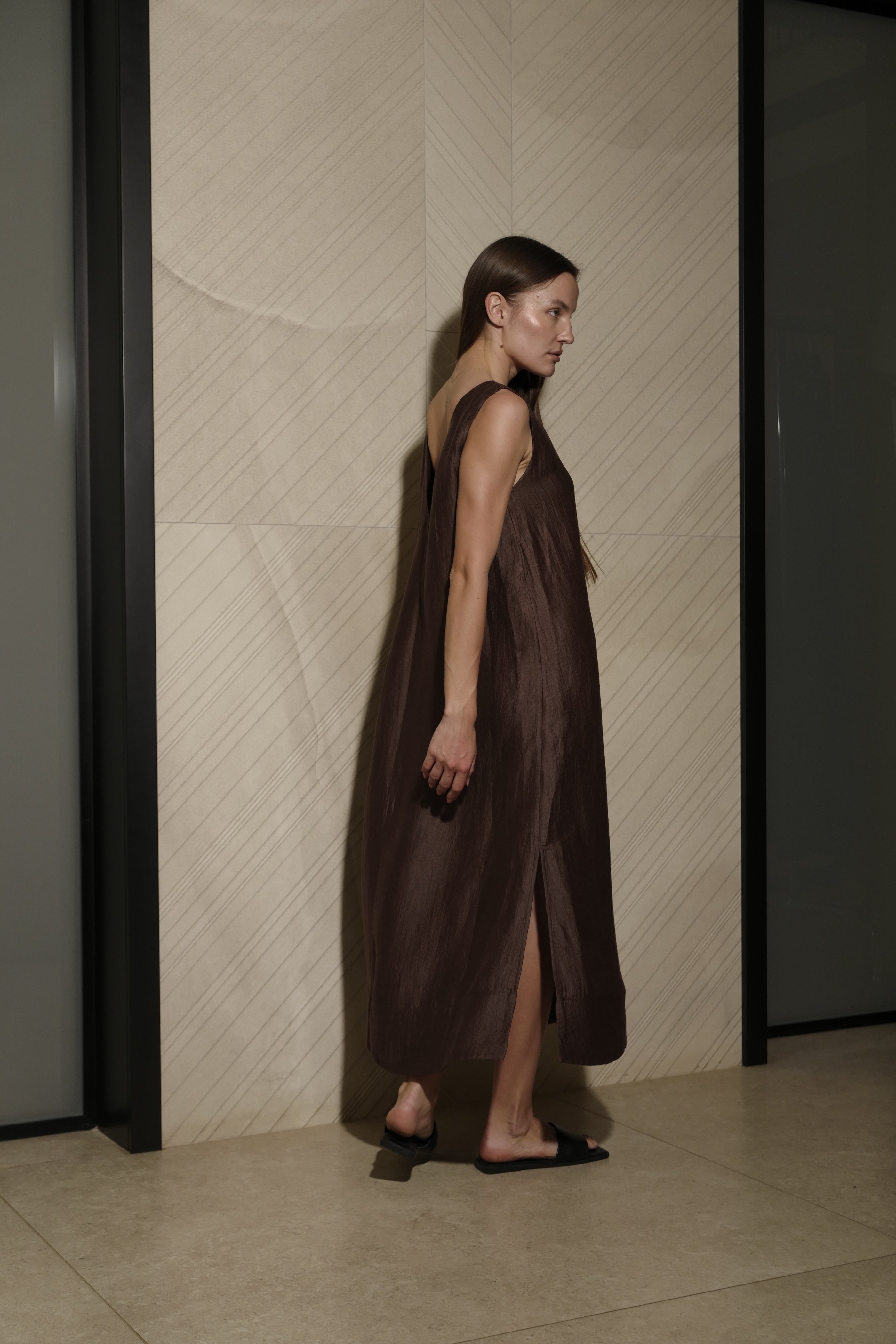 ABITO MIDI SMANICATO CON SCOLLO A V IN LINO