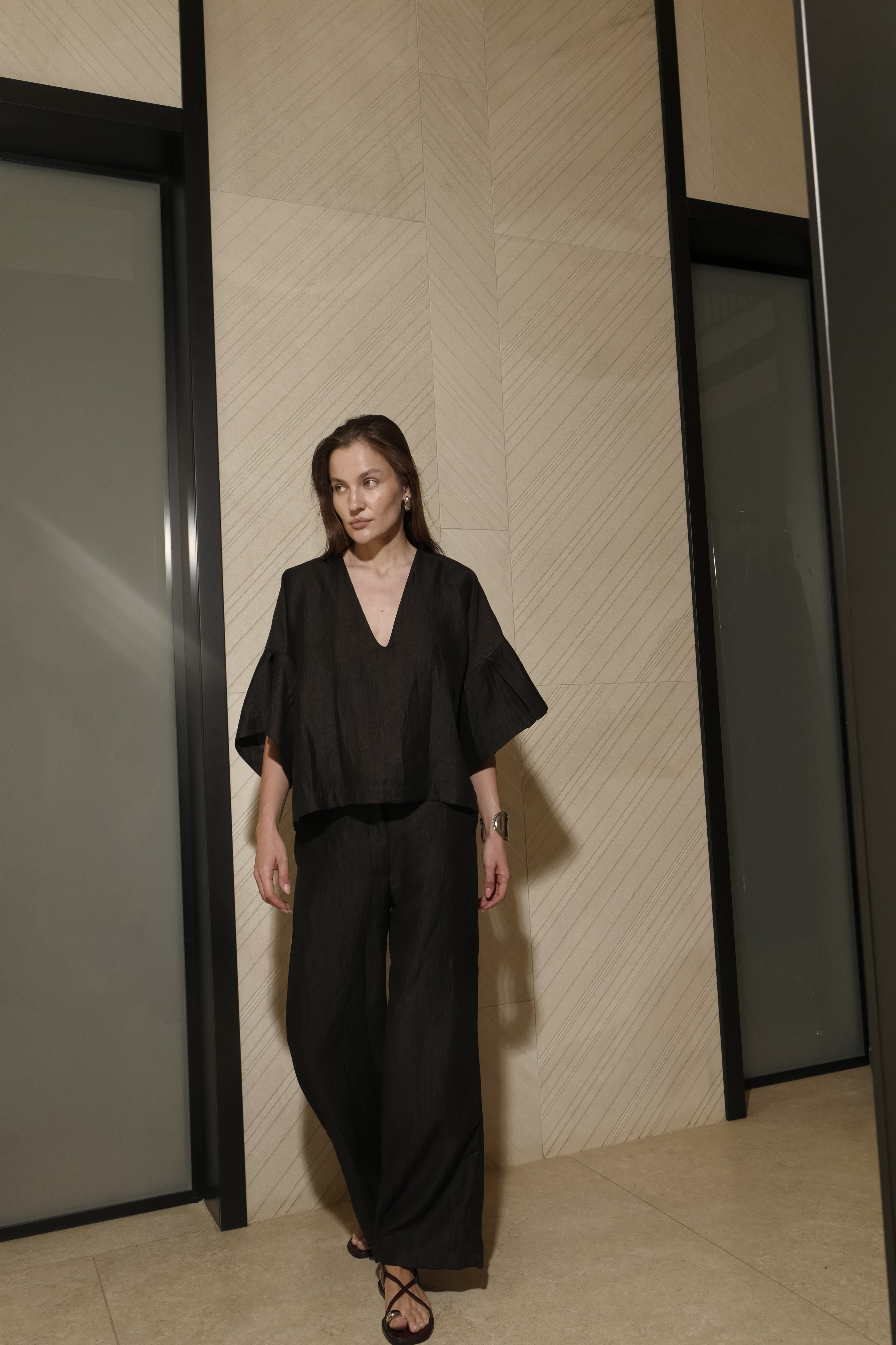 BLUSA CON MANICHE A 3/4 E SCOLLO A V IN LINO
