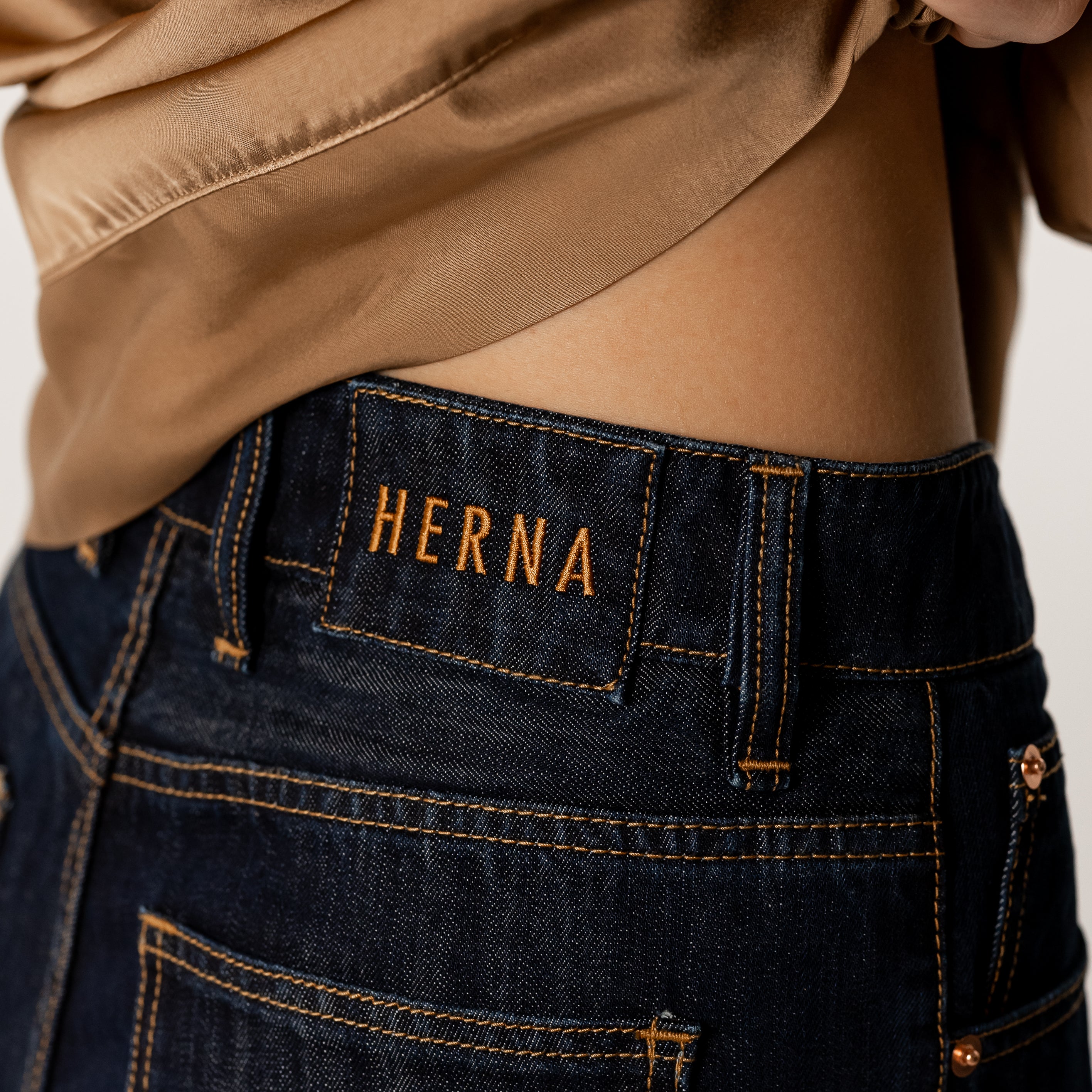 Jeans ricamato Herna taglio dritto
