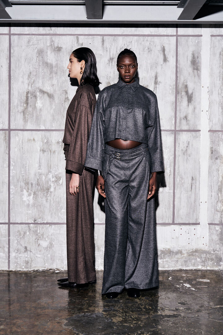 Pantalone a gamba ampia con cintura coordinata e chiusura laterale