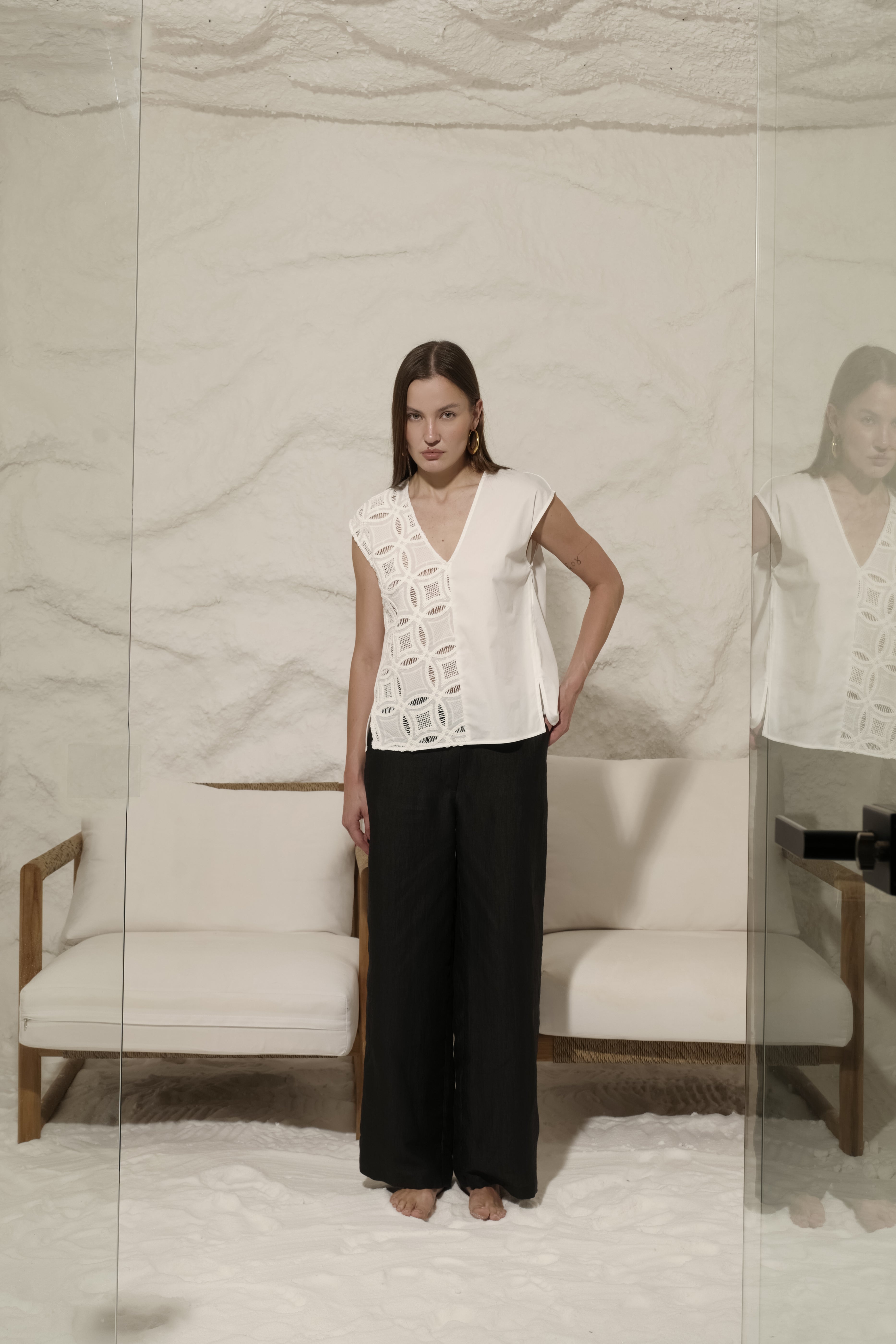 GILET SMANICATO CON SCOLLO A V IN RICAMO E POPELINE
