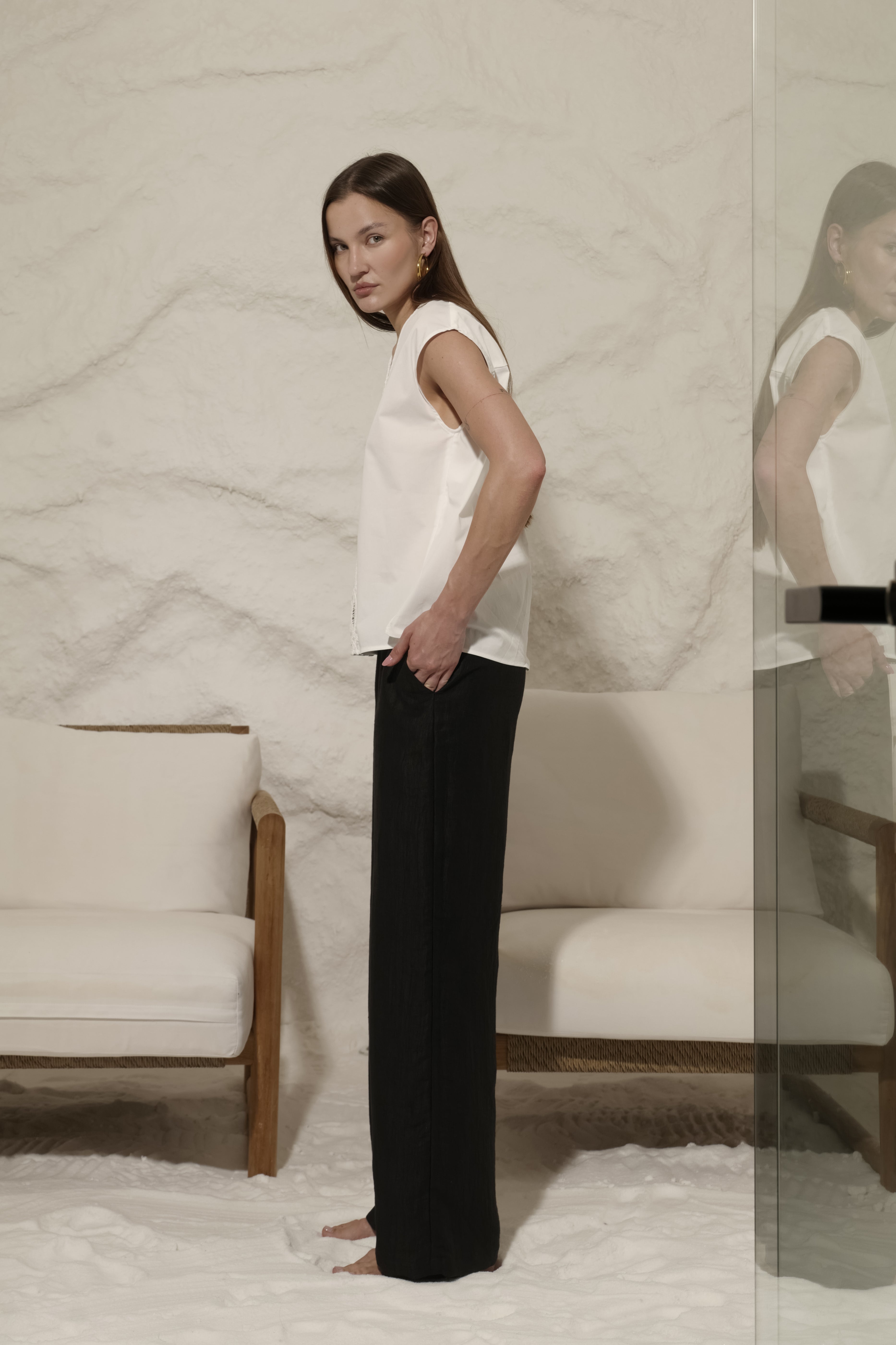 GILET SMANICATO CON SCOLLO A V IN RICAMO E POPELINE