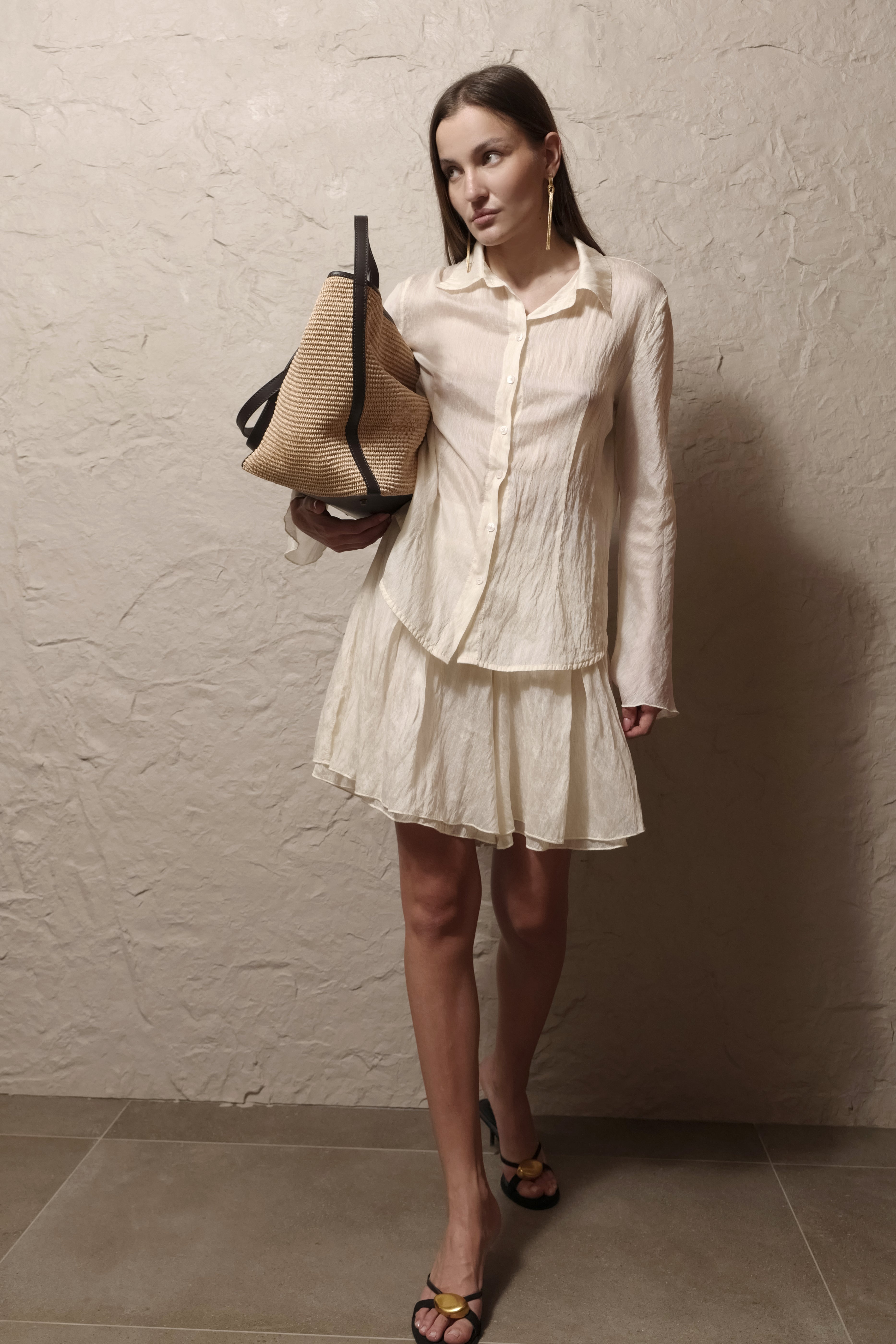 CAMICIA CON COLLETTO CLASSICO   E MANICHE SVASATE