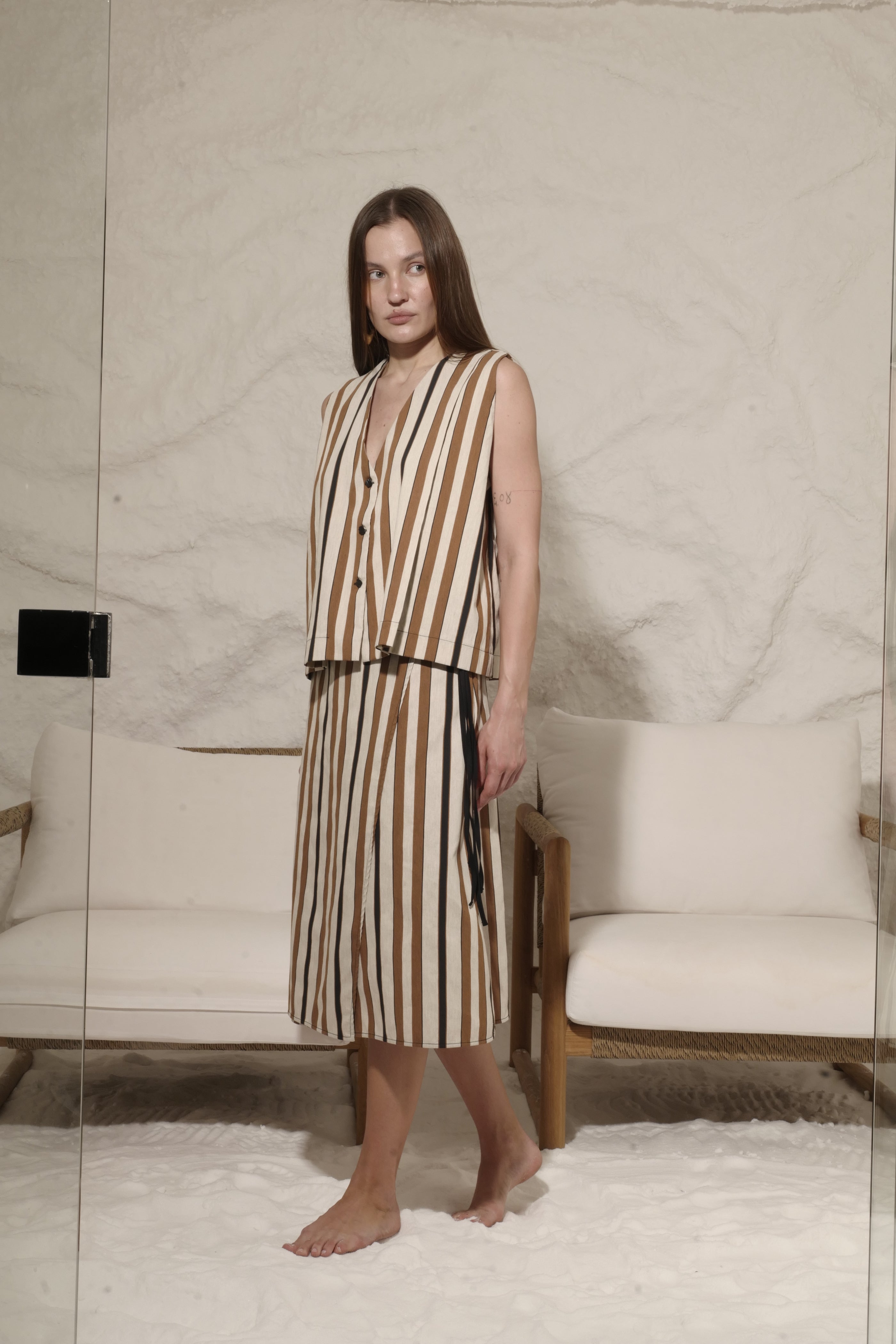 GILET CORTO  A RIGHE SMANICATO  CON BOTTONI FRONTALI