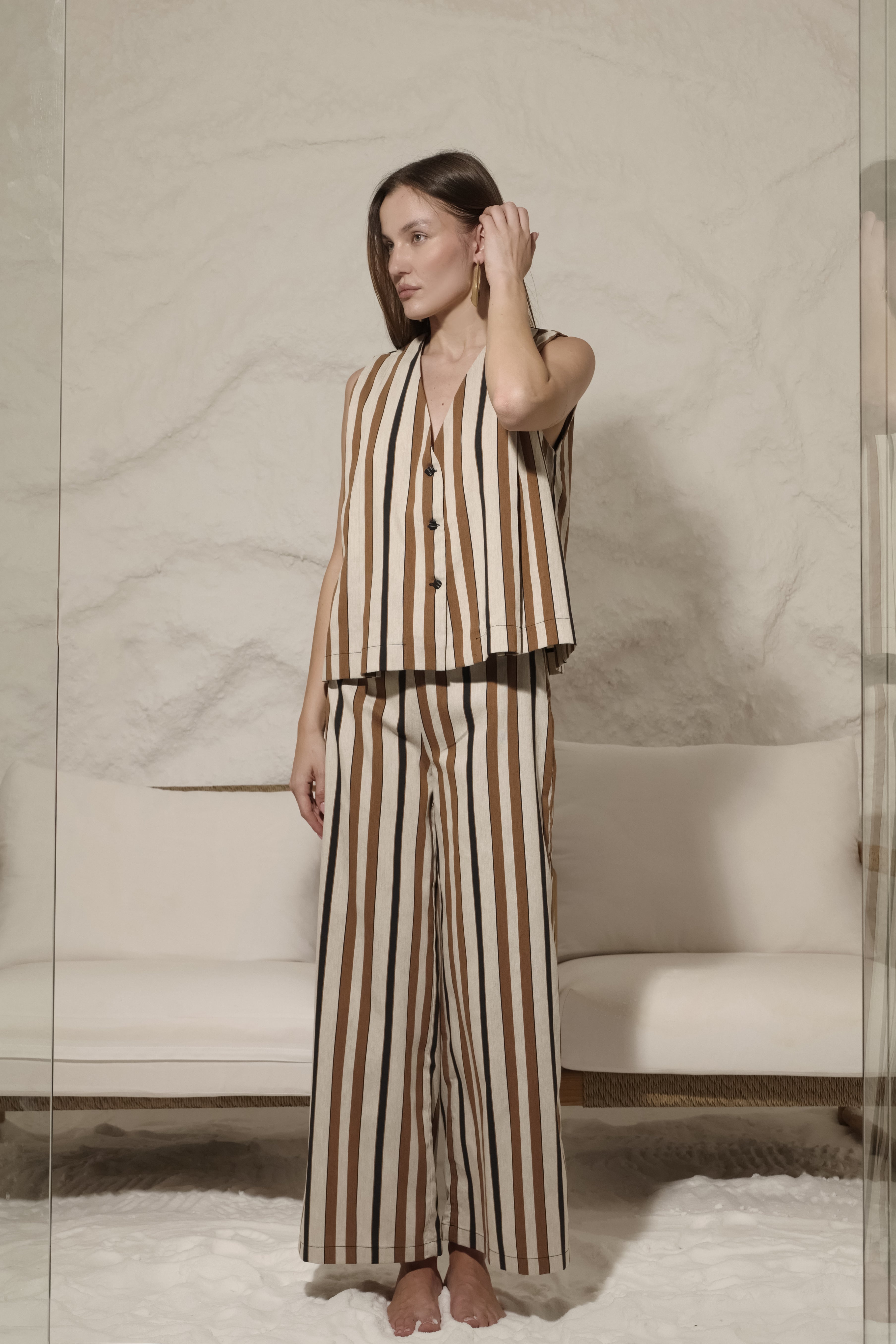 GILET CORTO  A RIGHE SMANICATO  CON BOTTONI FRONTALI