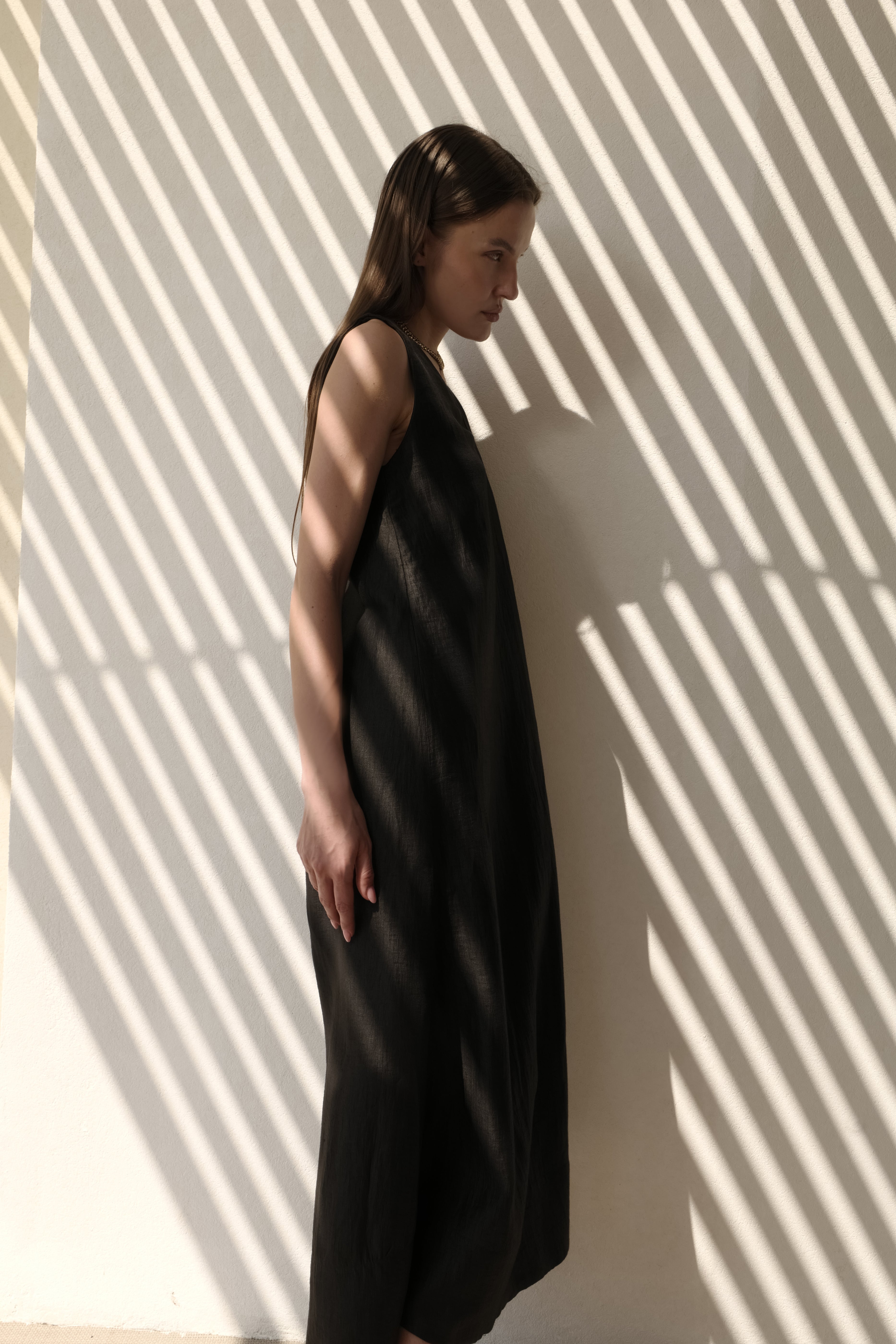 ABITO MIDI SMANICATO CON SCOLLO A V IN LINO