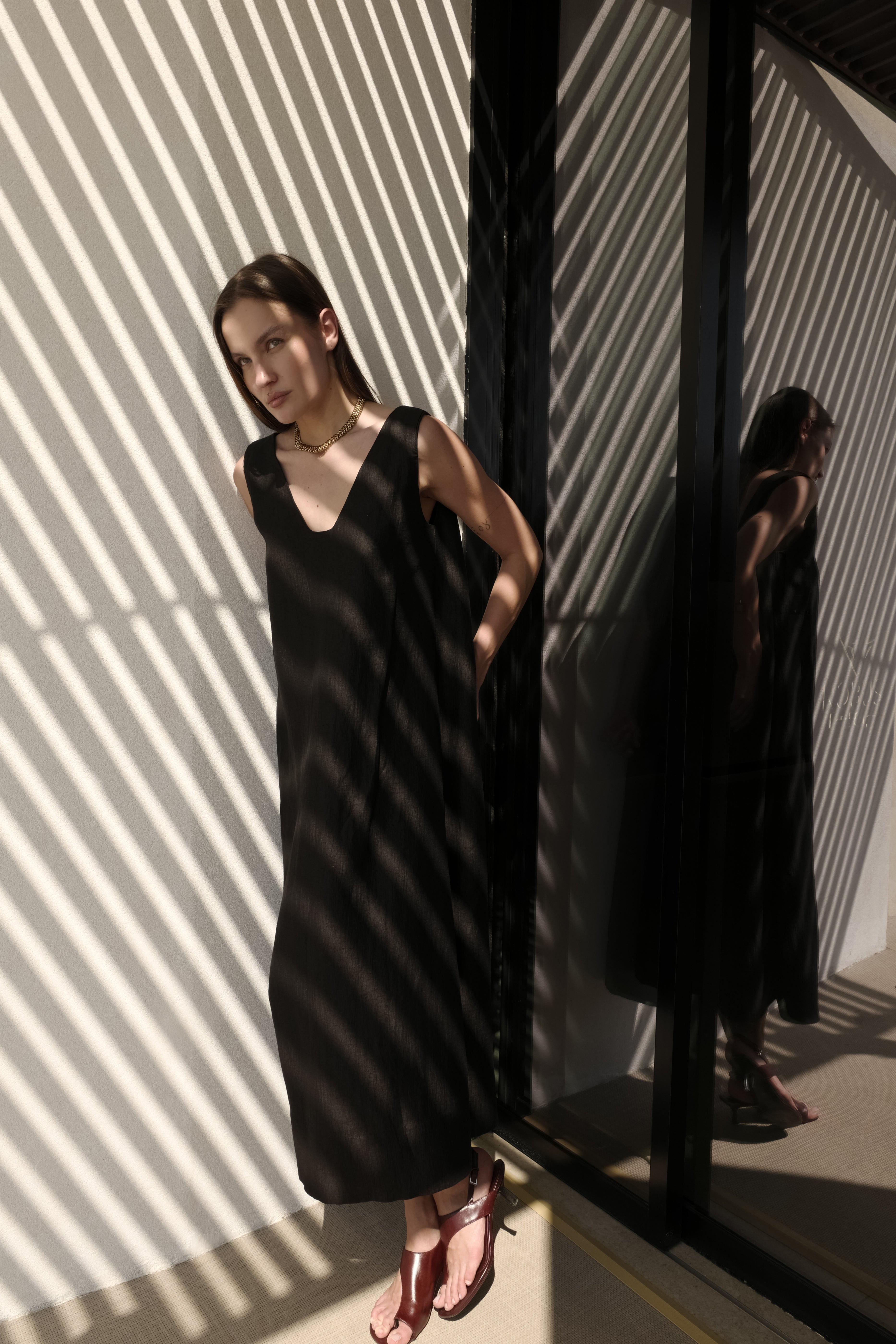 ABITO MIDI SMANICATO CON SCOLLO A V IN LINO