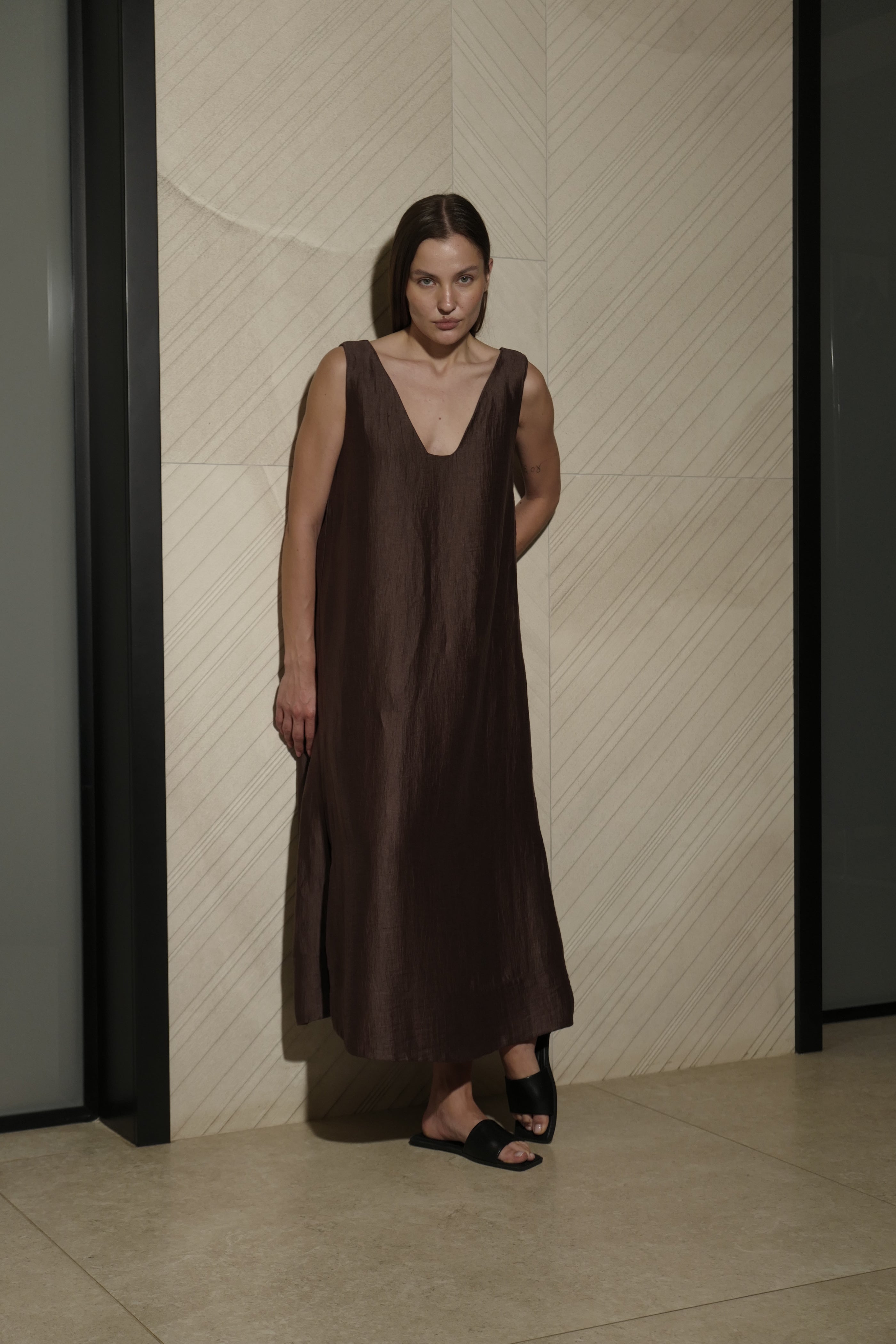 ABITO MIDI SMANICATO CON SCOLLO A V IN LINO